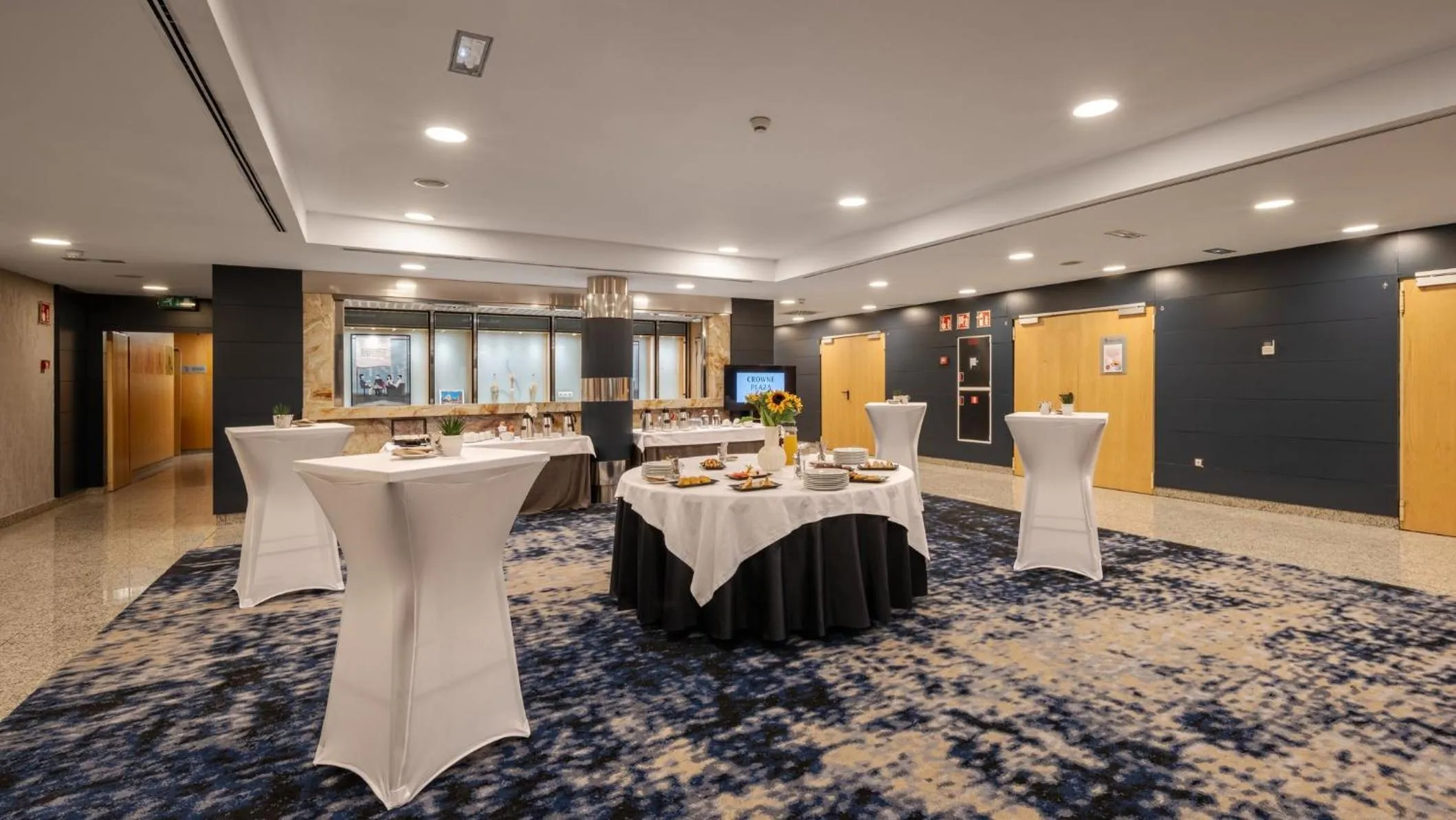 Restaurant/places to eat in Hotel Crowne Plaza Madrid Airport