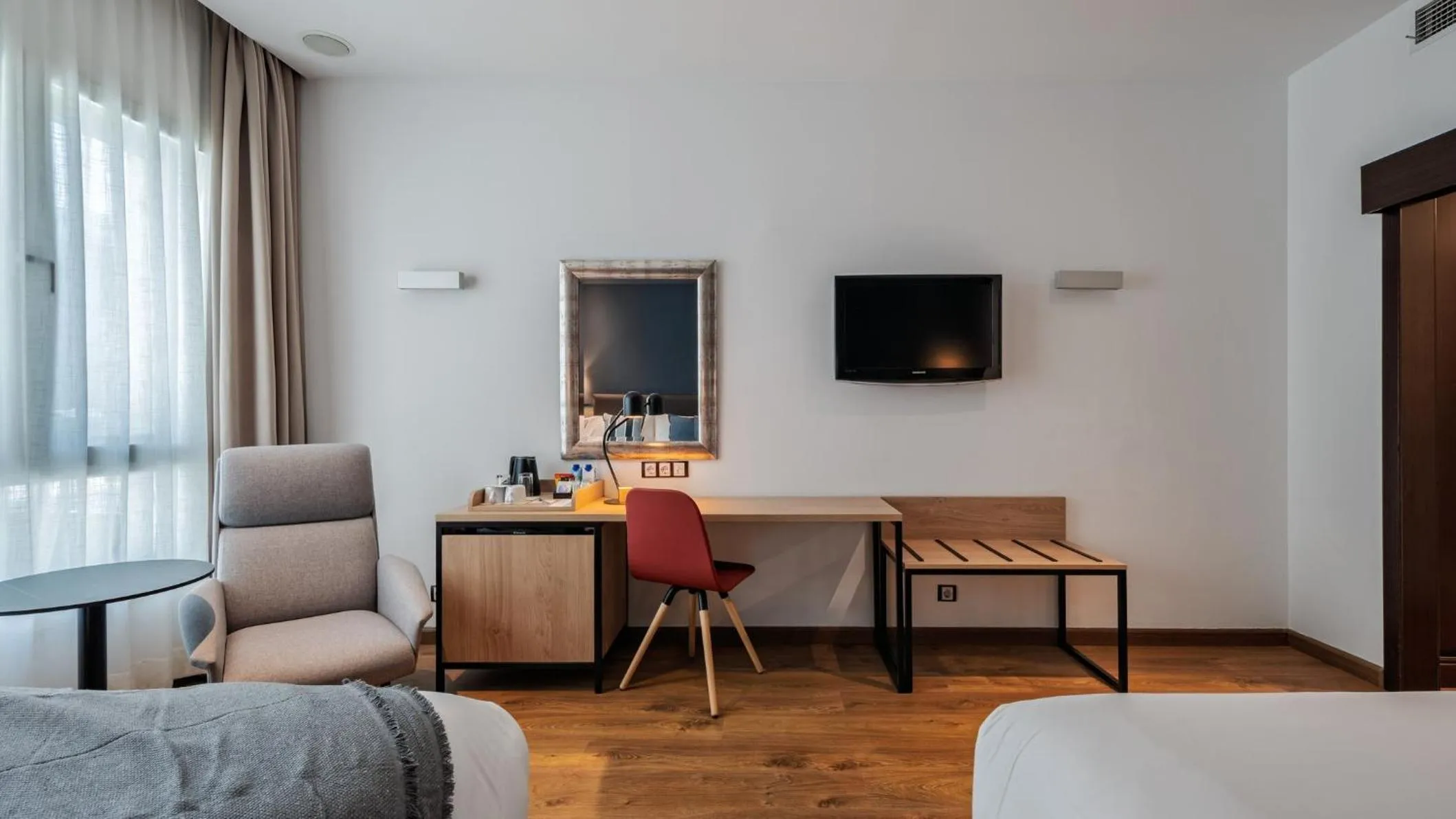 Photo of the whole room in Hotel Crowne Plaza Madrid Airport