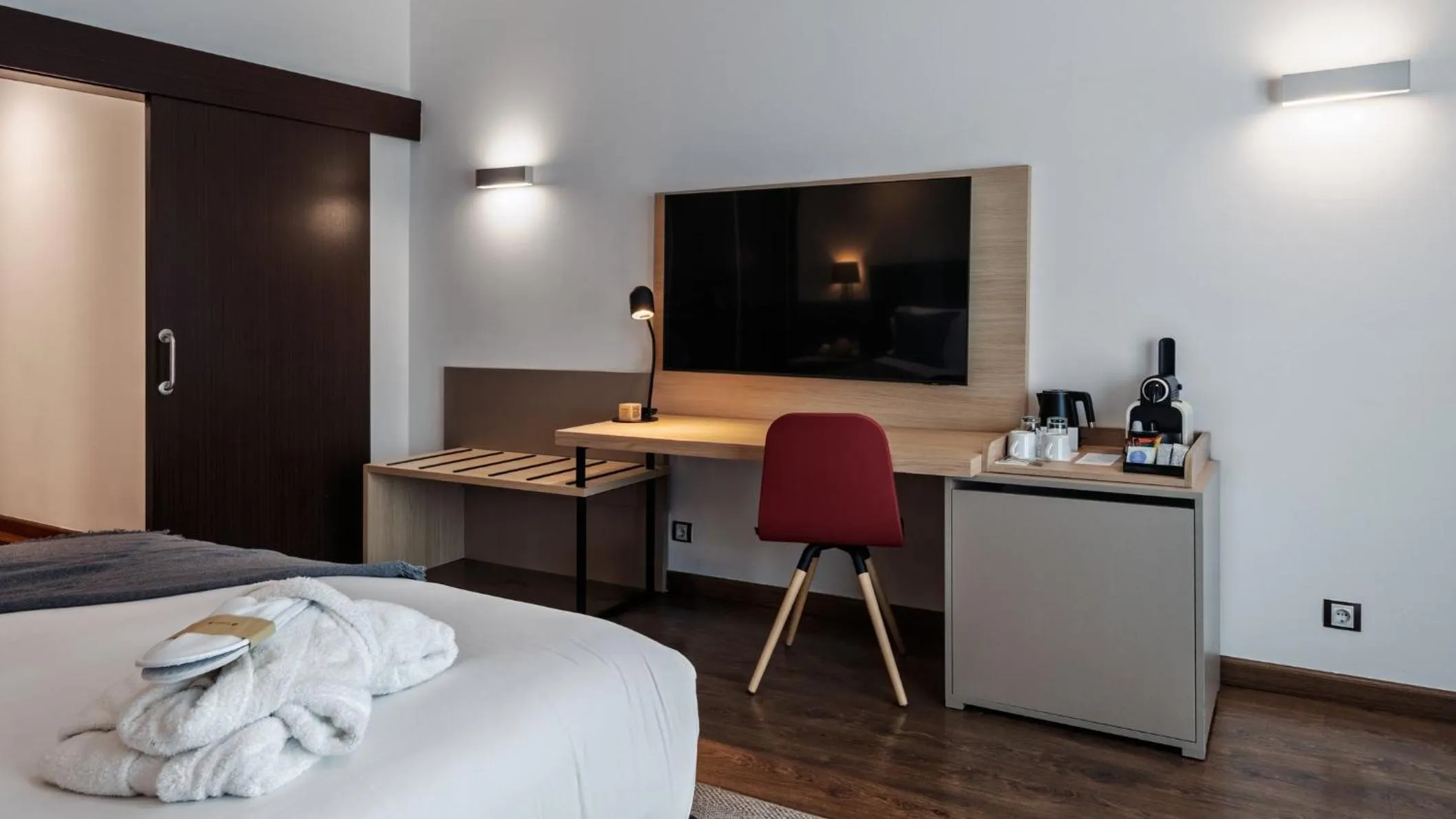 Photo of the whole room, Bed in Hotel Crowne Plaza Madrid Airport