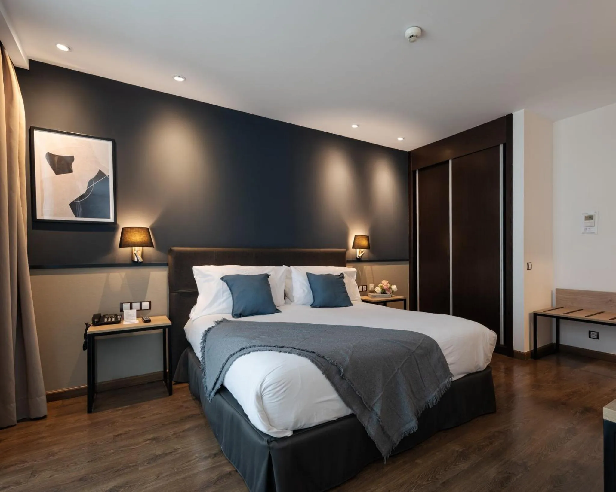 Photo of the whole room, Bed in Hotel Crowne Plaza Madrid Airport