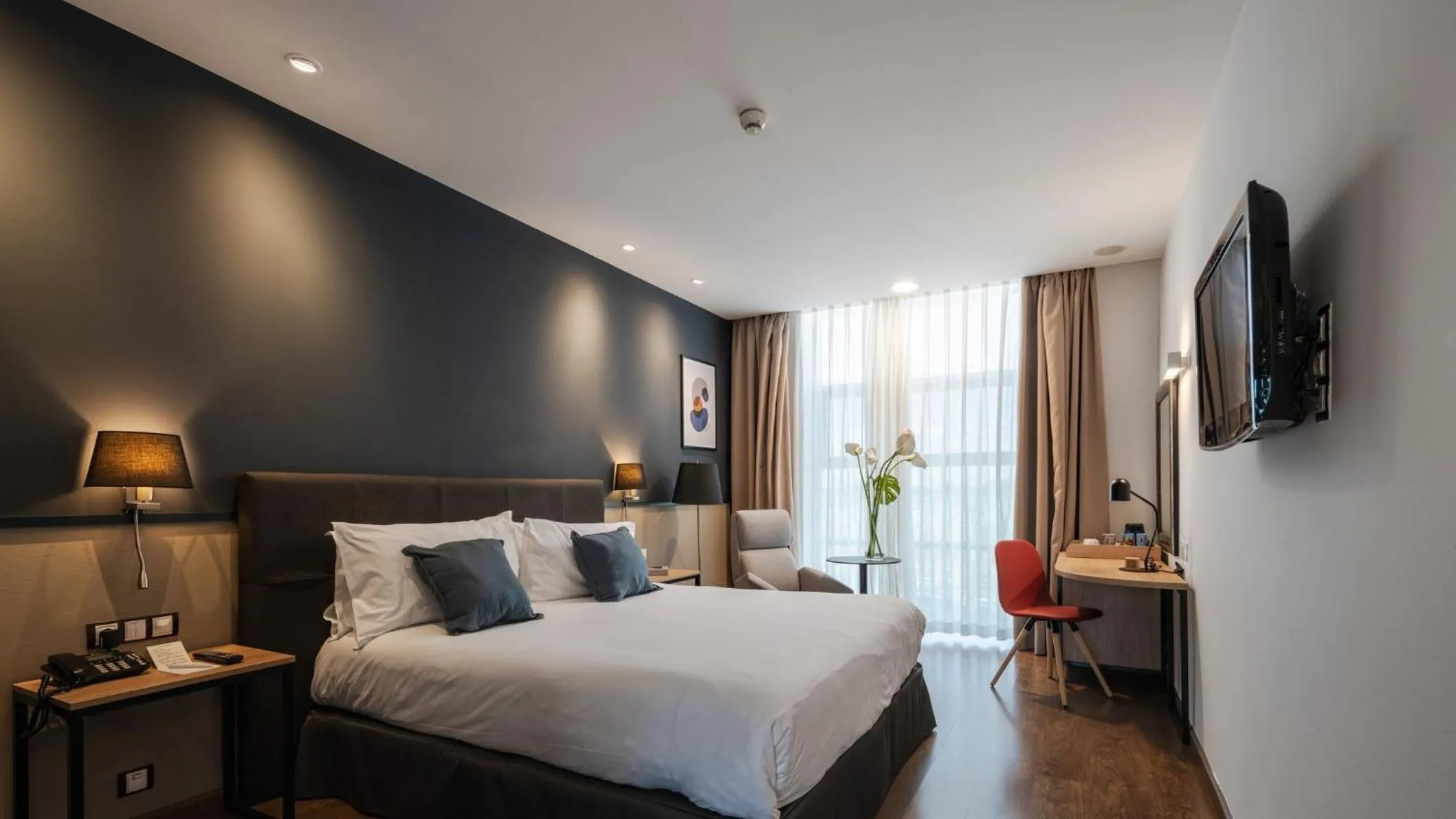 Photo of the whole room, Bed in Hotel Crowne Plaza Madrid Airport