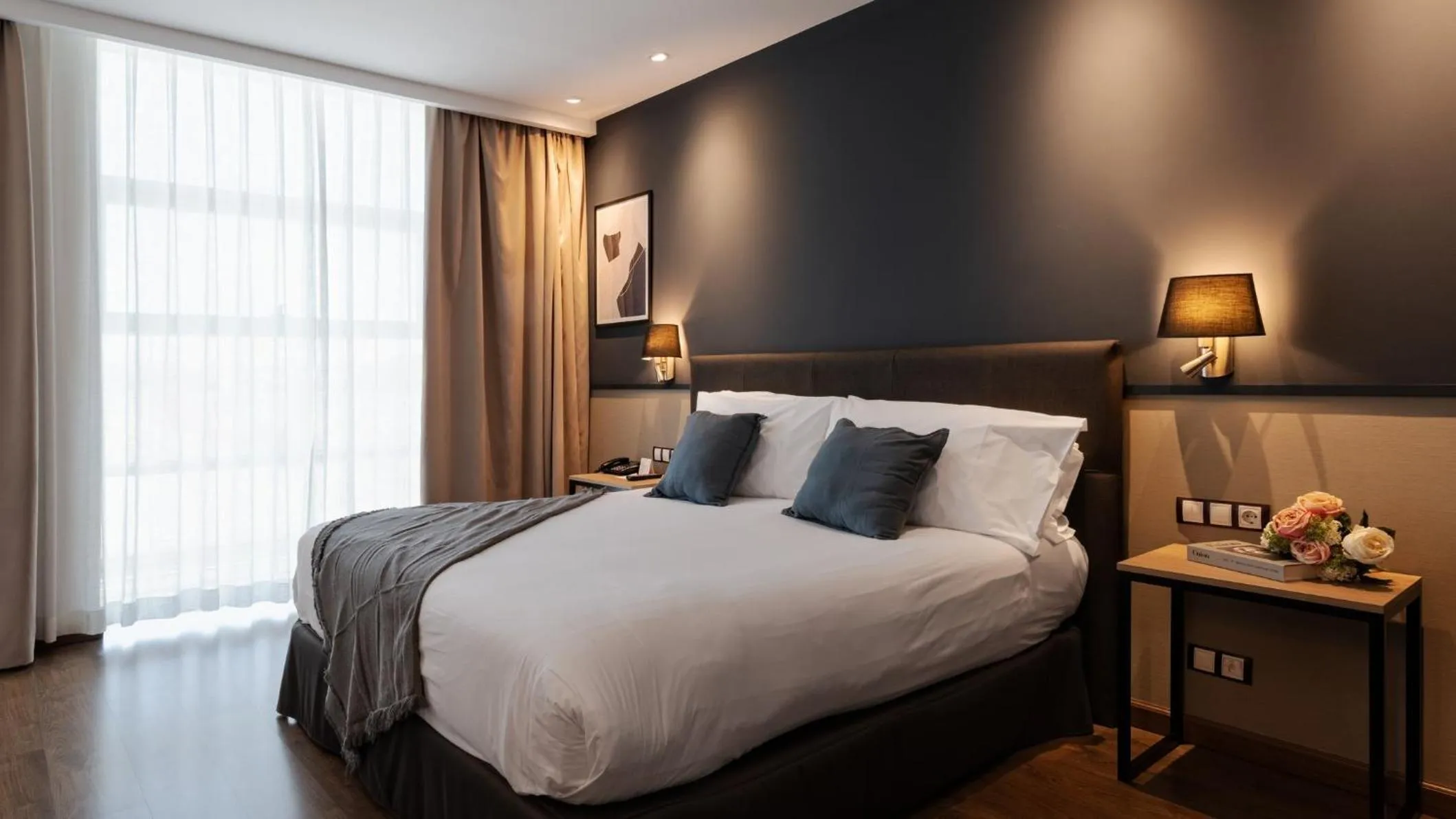 Photo of the whole room, Bed in Hotel Crowne Plaza Madrid Airport