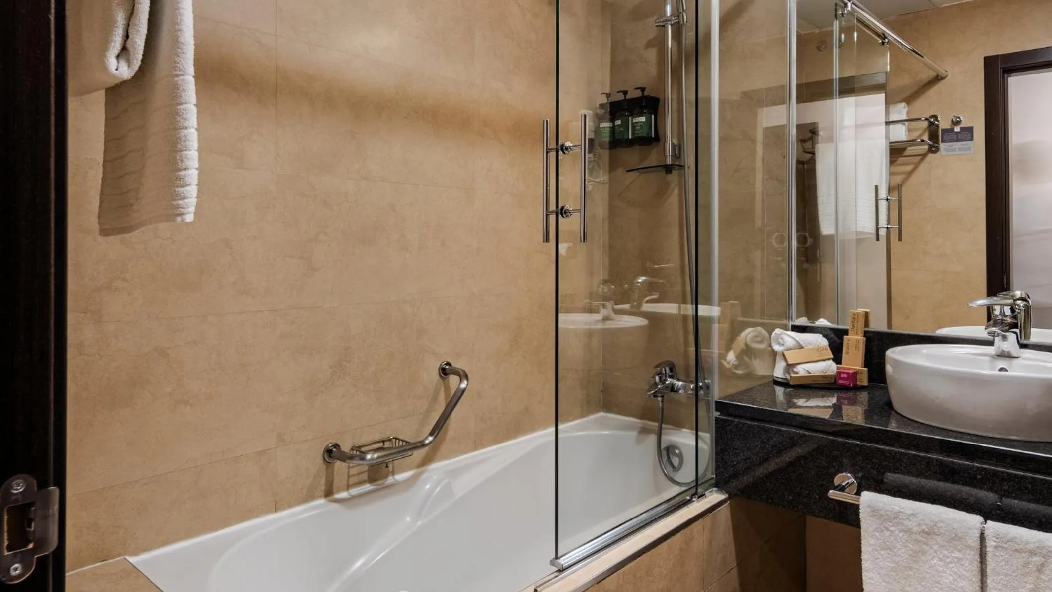 Bathroom in Hotel Crowne Plaza Madrid Airport