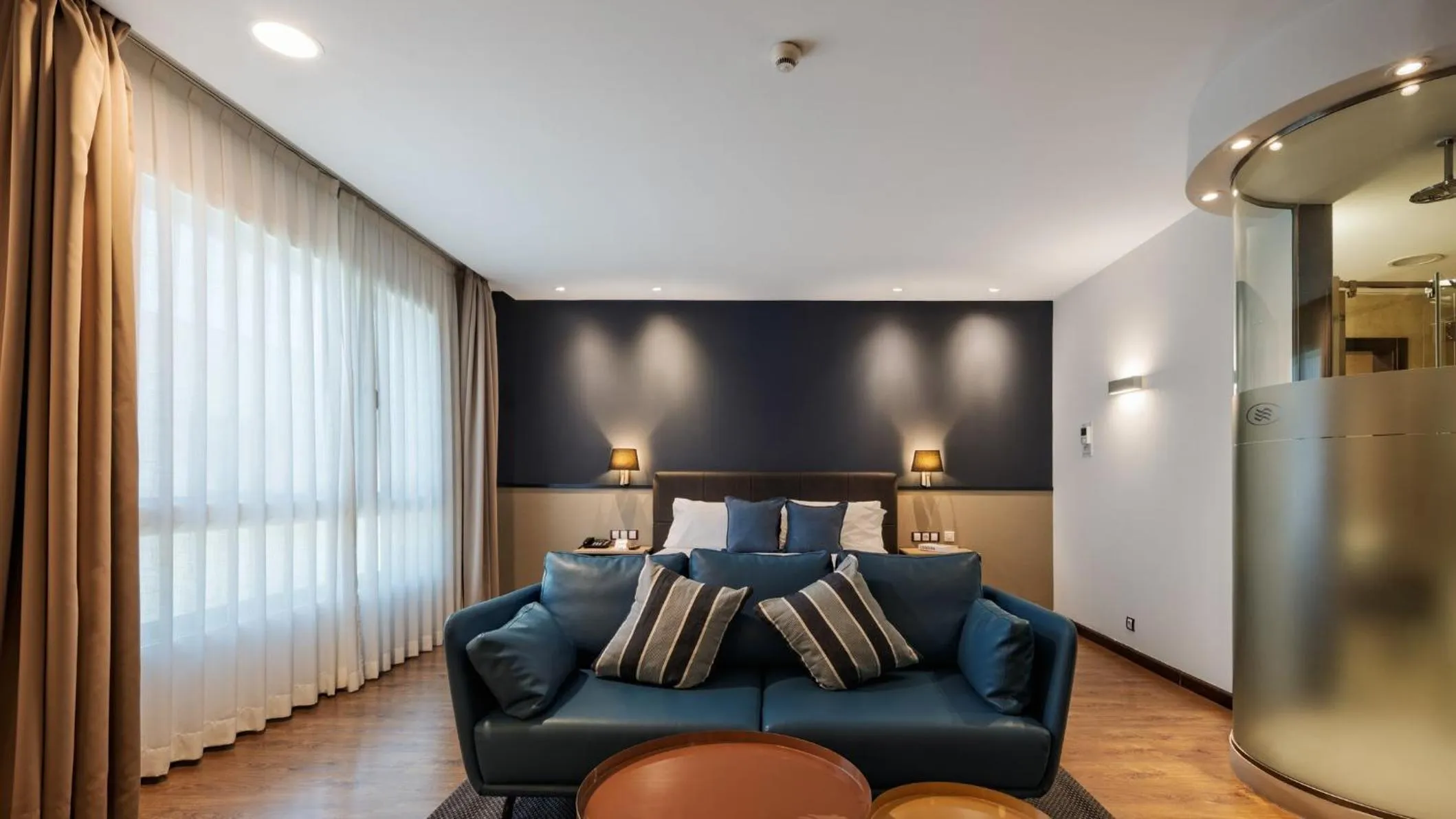 Photo of the whole room in Hotel Crowne Plaza Madrid Airport