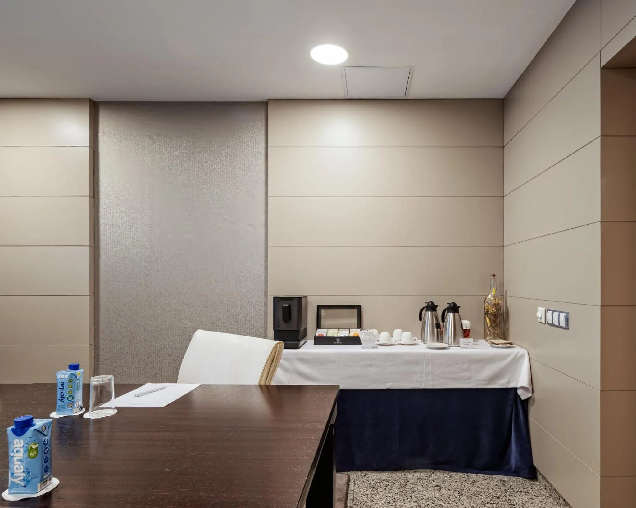 Meeting/conference room, Bed in Hotel Crowne Plaza Madrid Airport