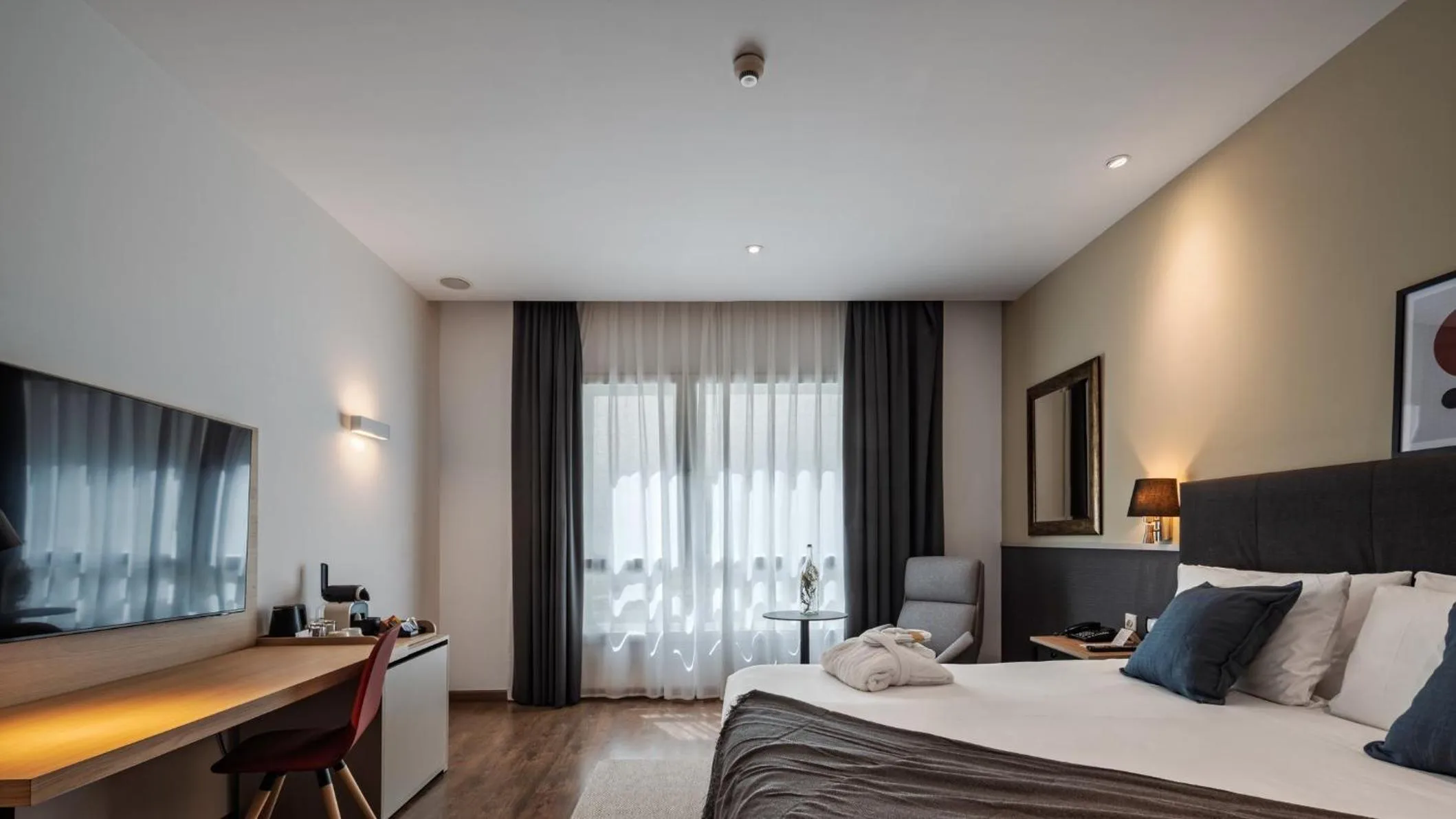 Photo of the whole room, Bed in Hotel Crowne Plaza Madrid Airport