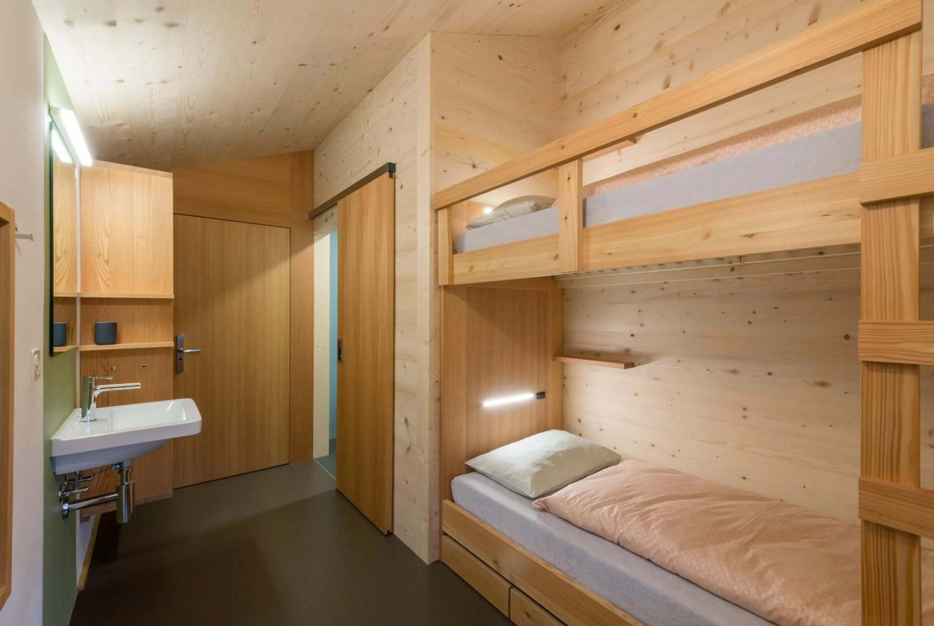 Shower, Bed in Jugendherberge Trin