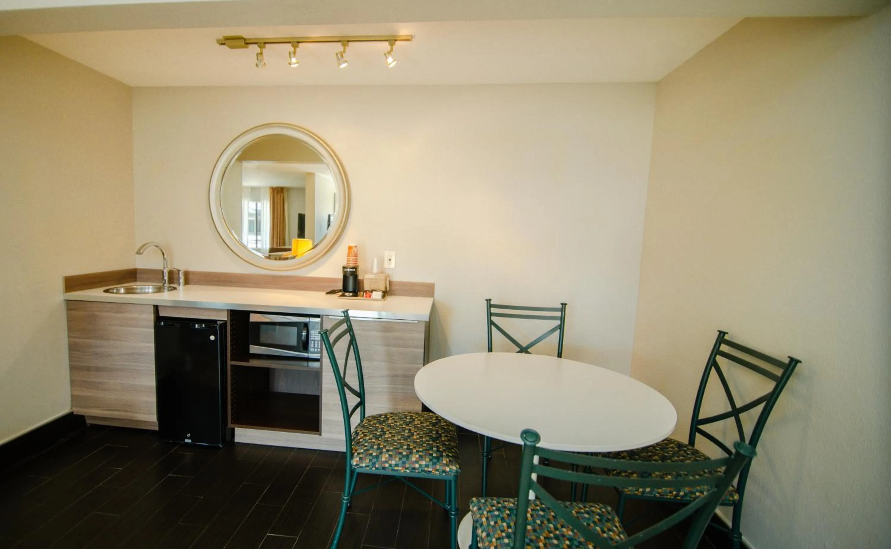 Dining area in Quality Inn & Suites By the Parks
