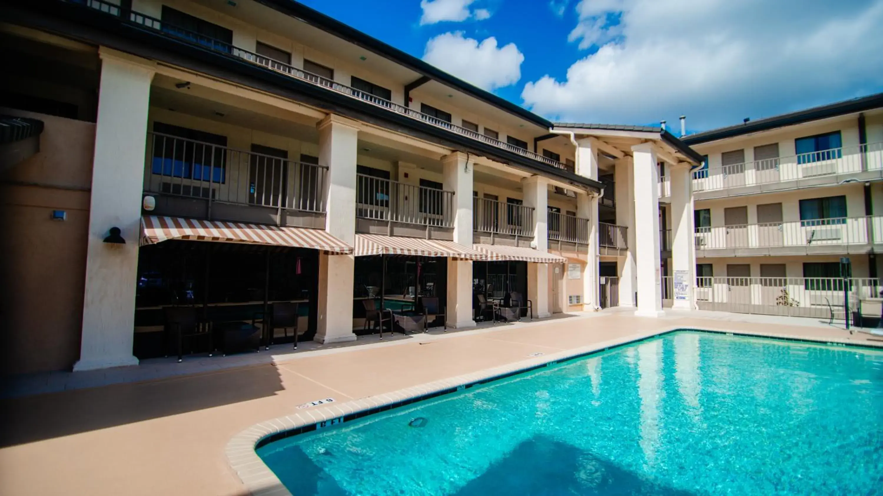 Swimming pool in Quality Inn & Suites By the Parks Swimming pool in Quality Inn & Suites By the Parks