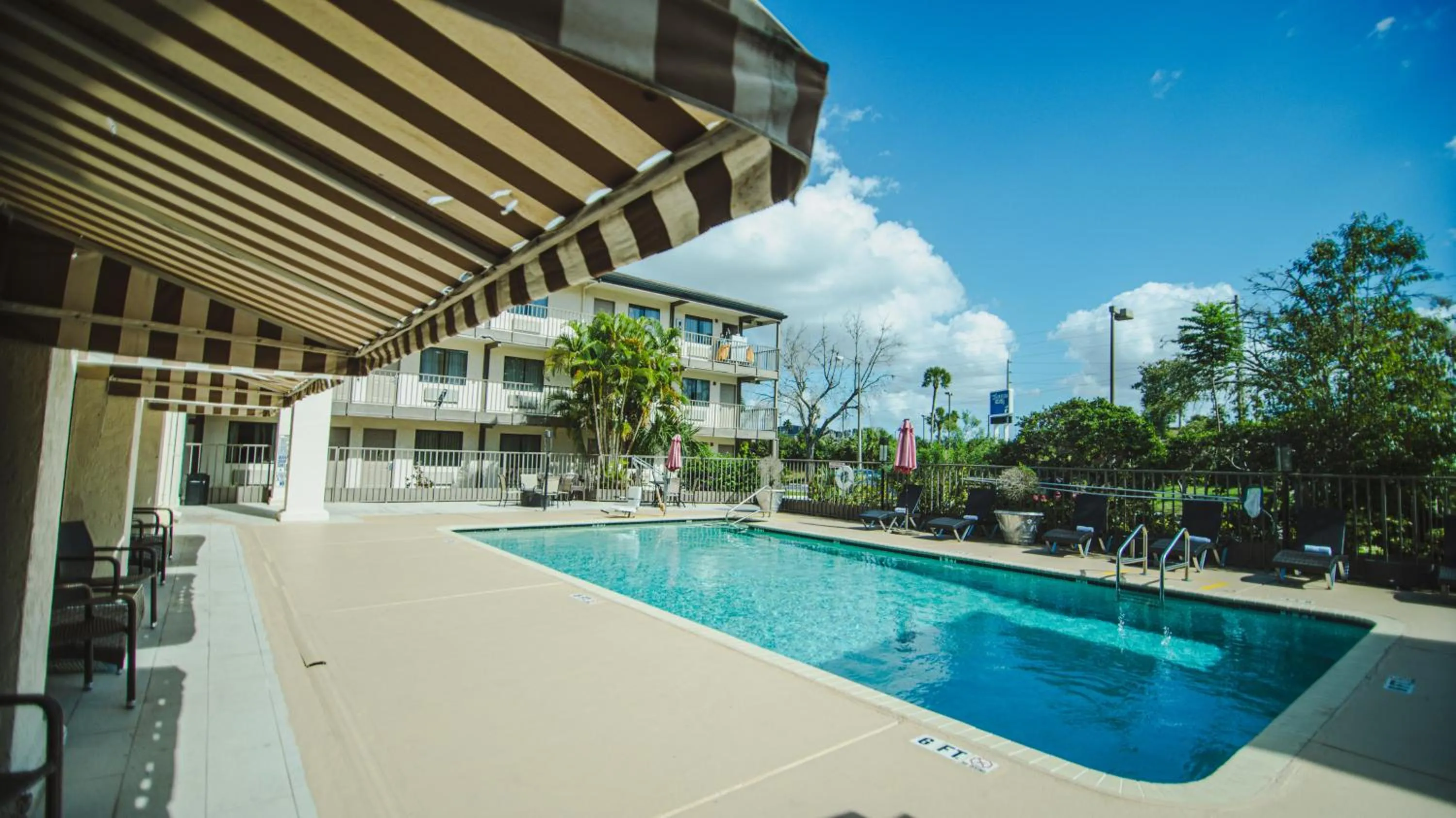 Swimming pool in Quality Inn & Suites By the Parks