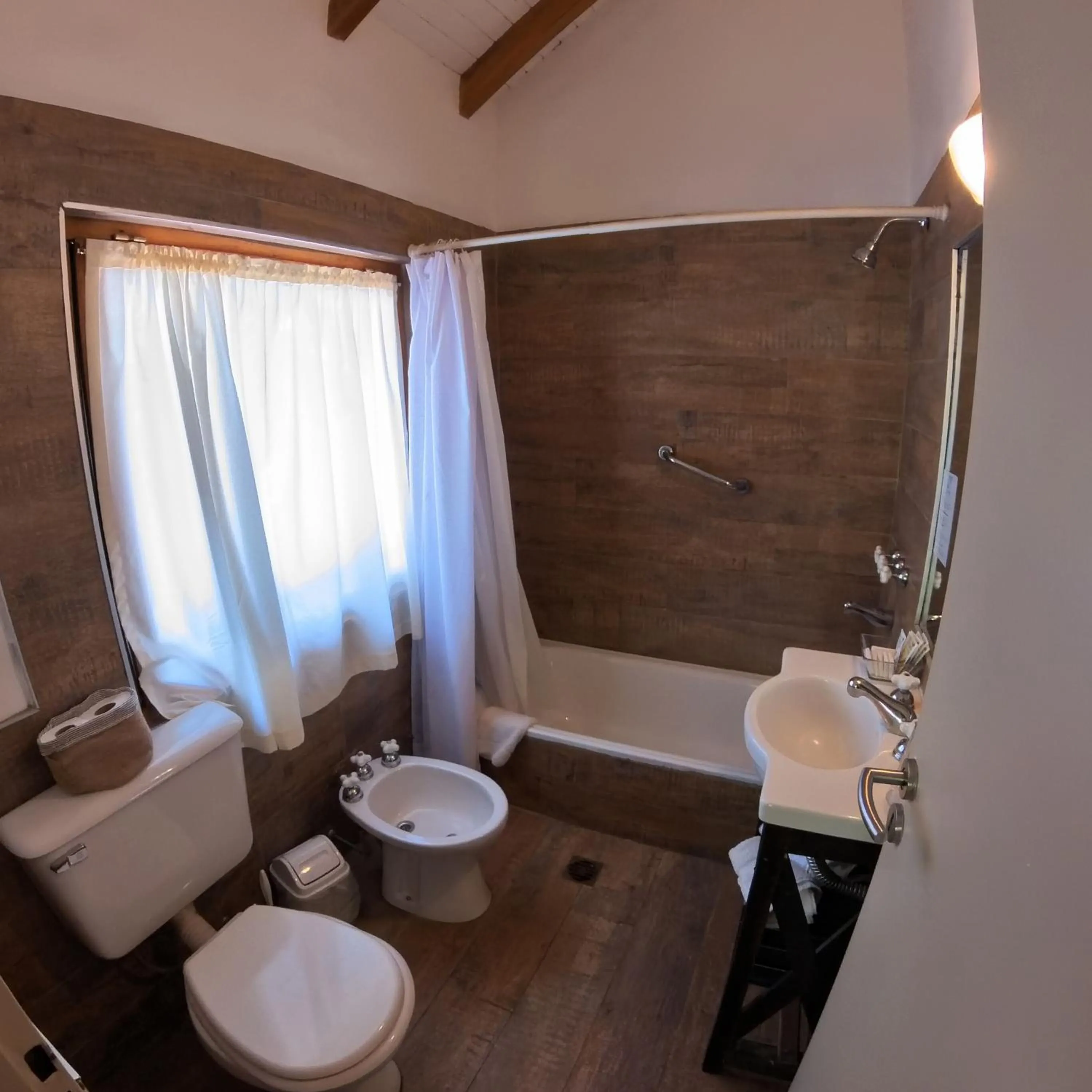 Toilet in Las Cumbres Apart & Suites