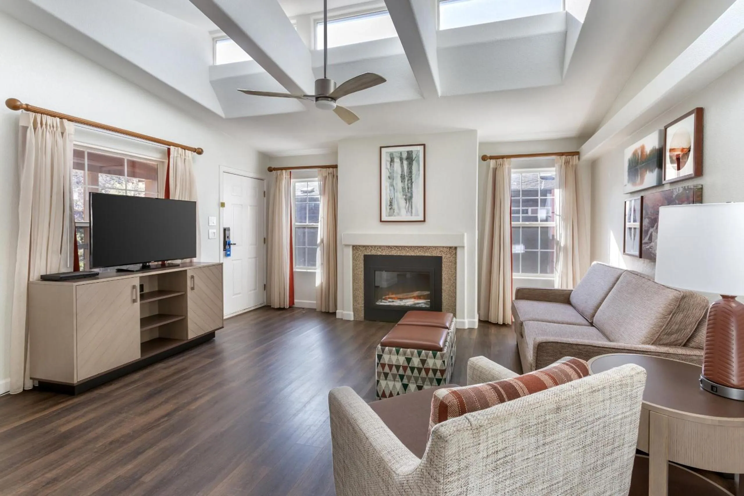 Living room in Kohl's Ranch Lodge