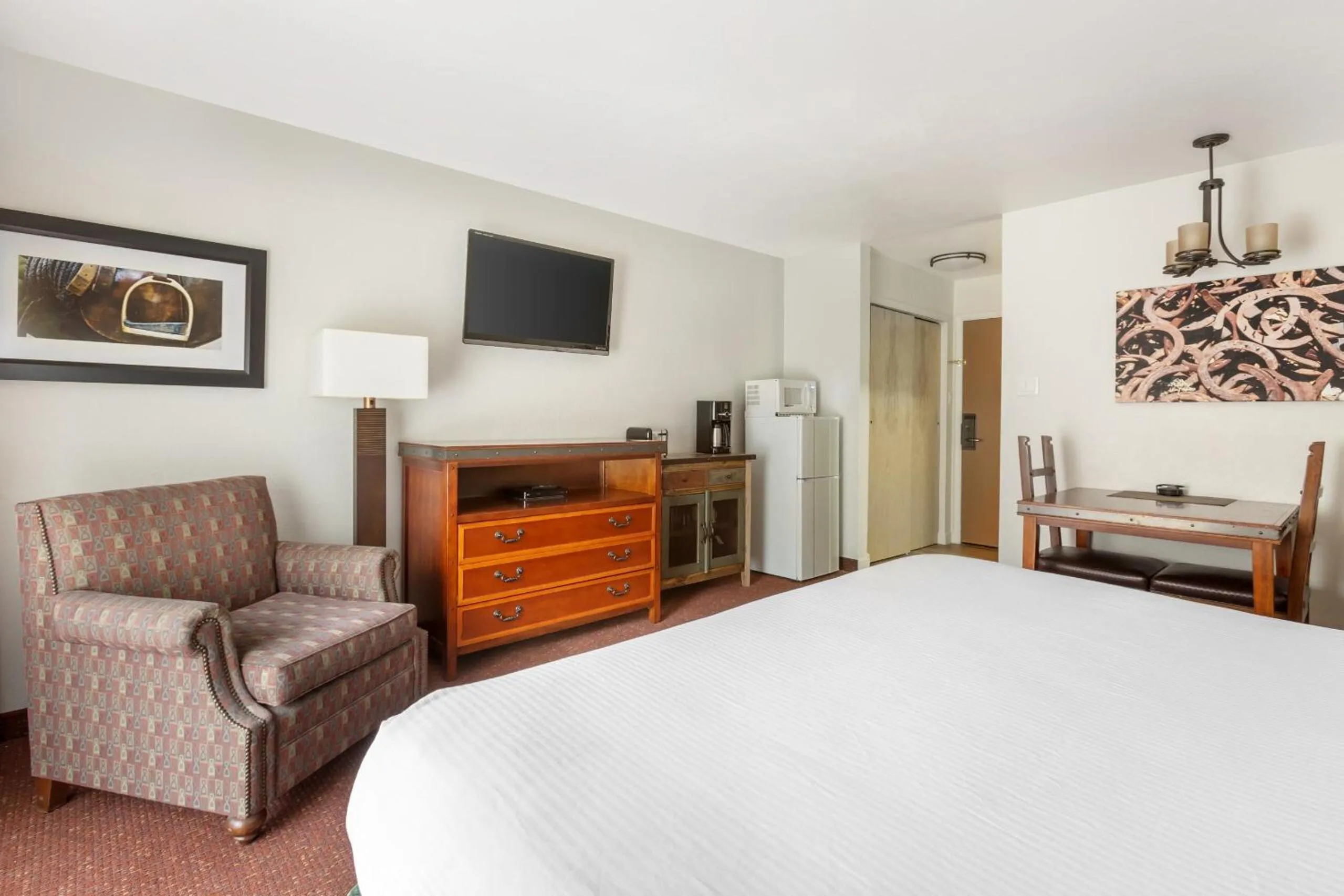 Kitchen or kitchenette, Bed in Kohl's Ranch Lodge