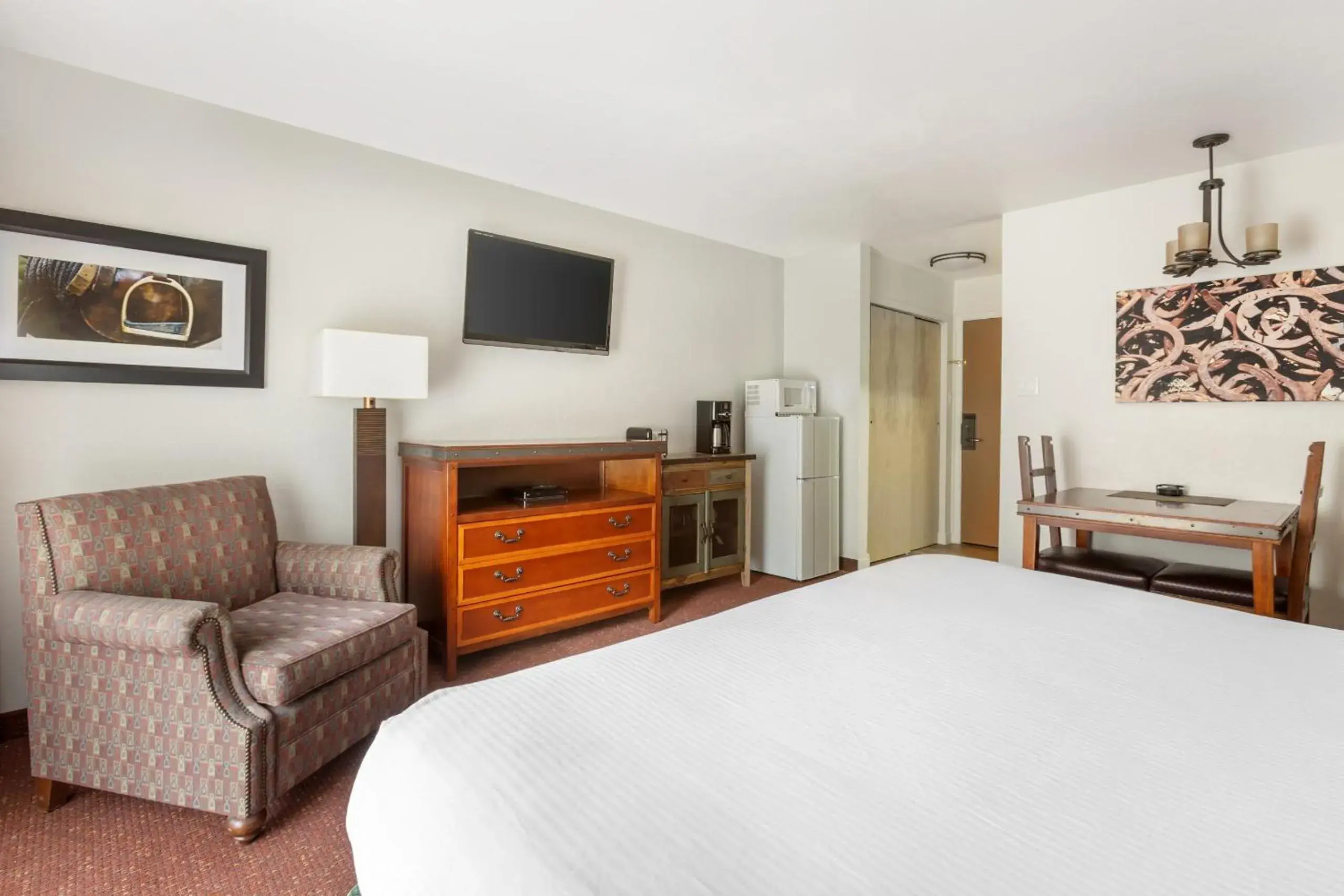 Kitchen or kitchenette, Bed in Kohl's Ranch Lodge Kitchen or kitchenette, Bed in Kohl's Ranch Lodge