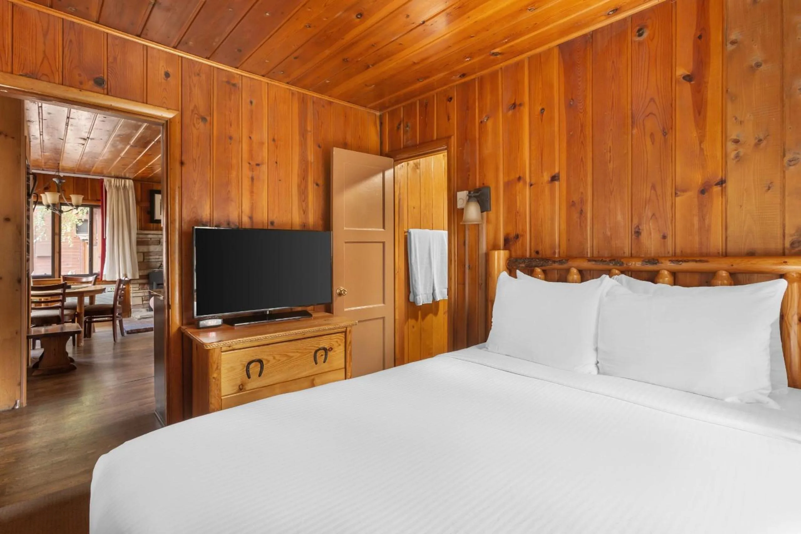 Bedroom, Bed in Kohl's Ranch Lodge