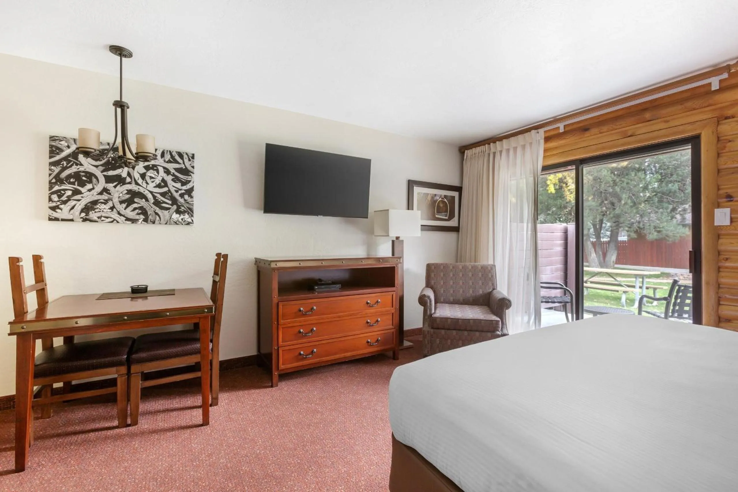 Bedroom, Bed in Kohl's Ranch Lodge