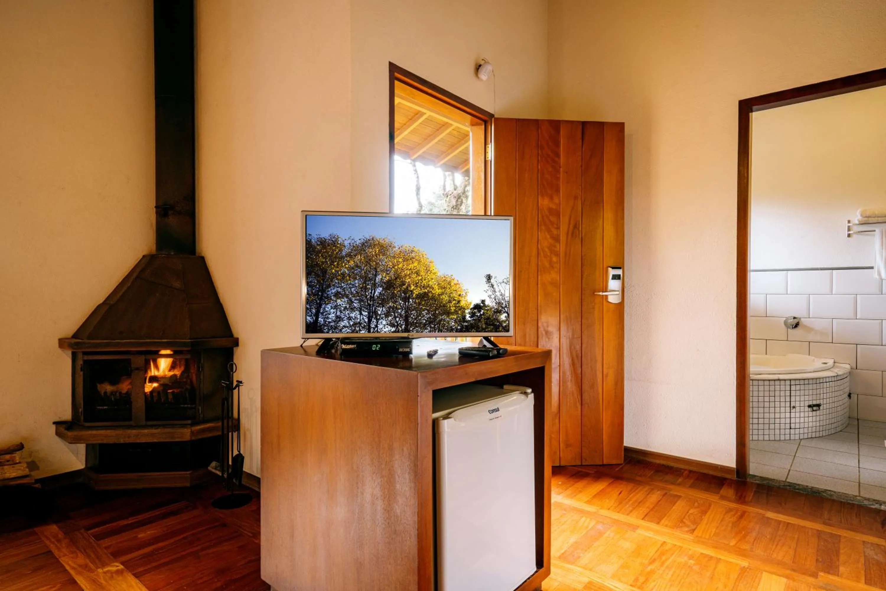 Communal lounge/ TV room in Pousada Amanita Monte Verde