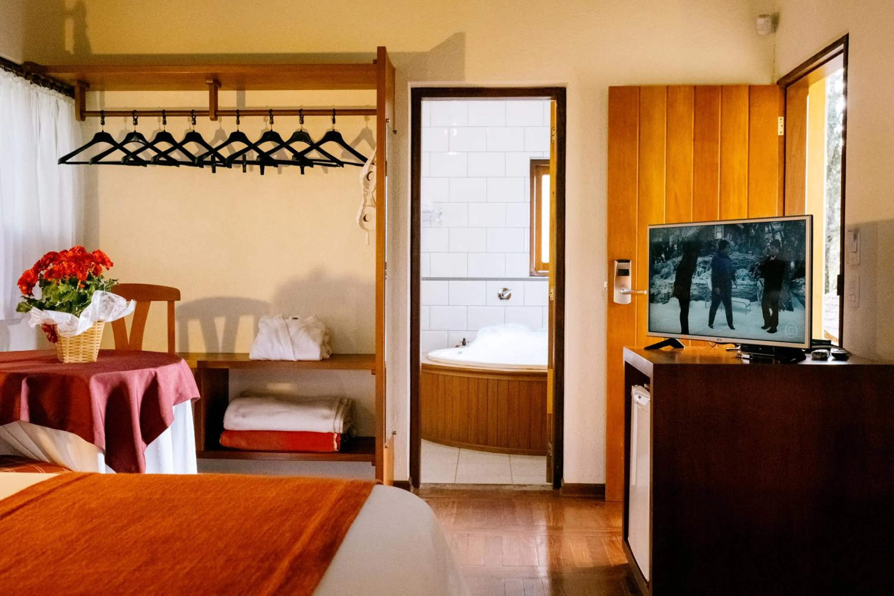 Living room, Bed in Pousada Amanita Monte Verde