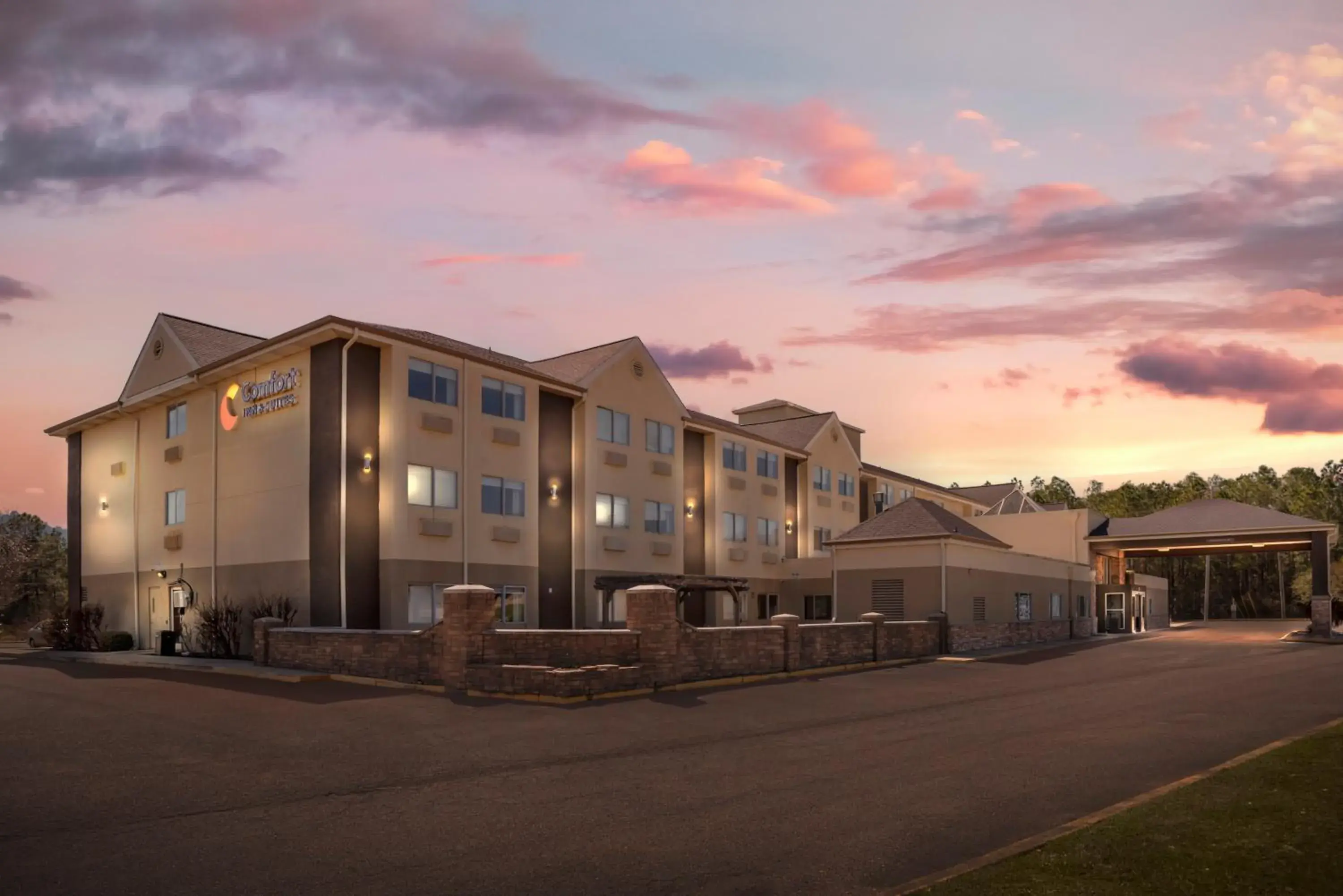 Property building in Comfort Inn & Suites Crystal Inn Sportsplex Property building in Comfort Inn & Suites Crystal Inn Sportsplex