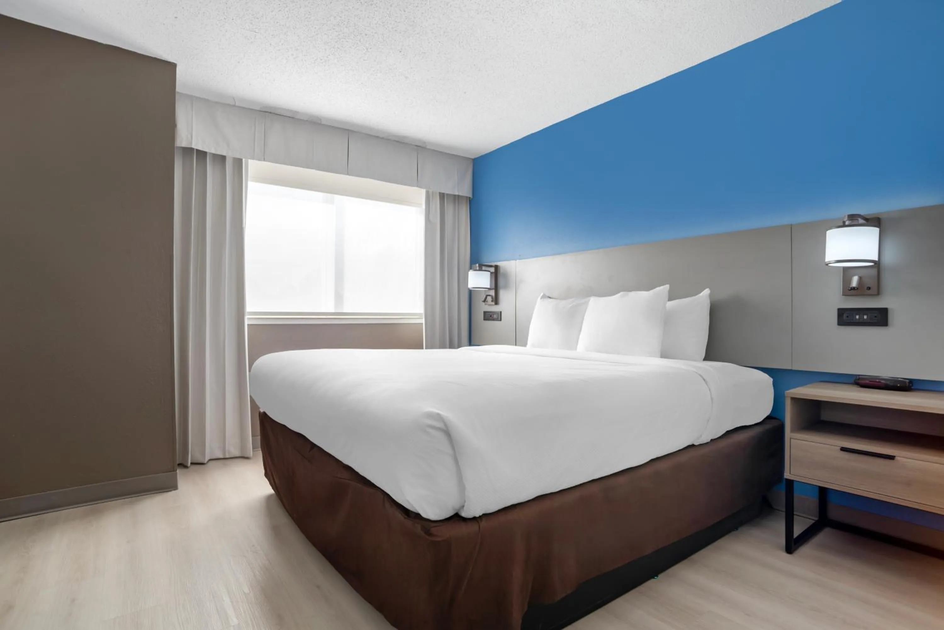 Bed in Comfort Inn & Suites Crystal Inn Sportsplex