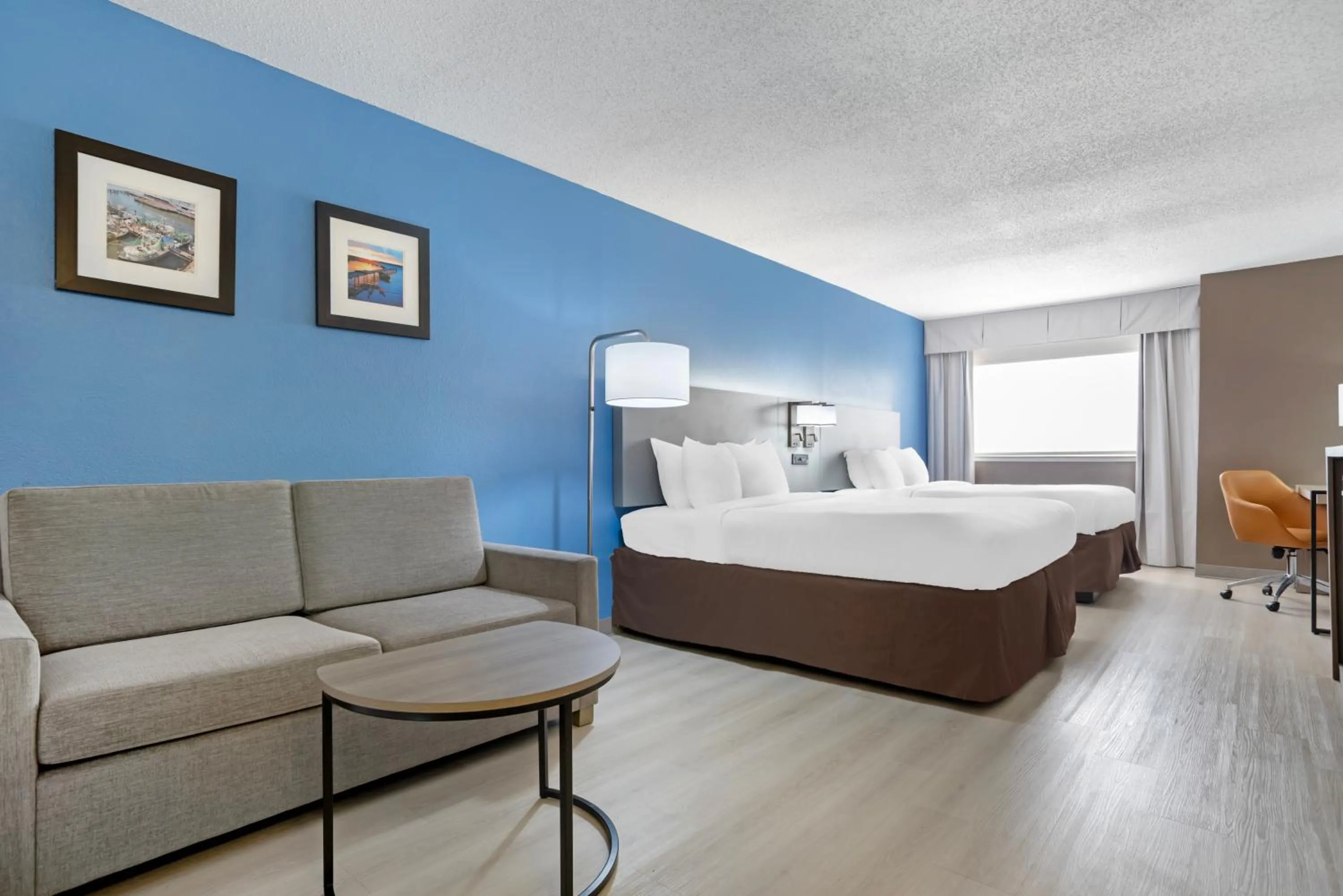 Bed in Comfort Inn & Suites Crystal Inn Sportsplex