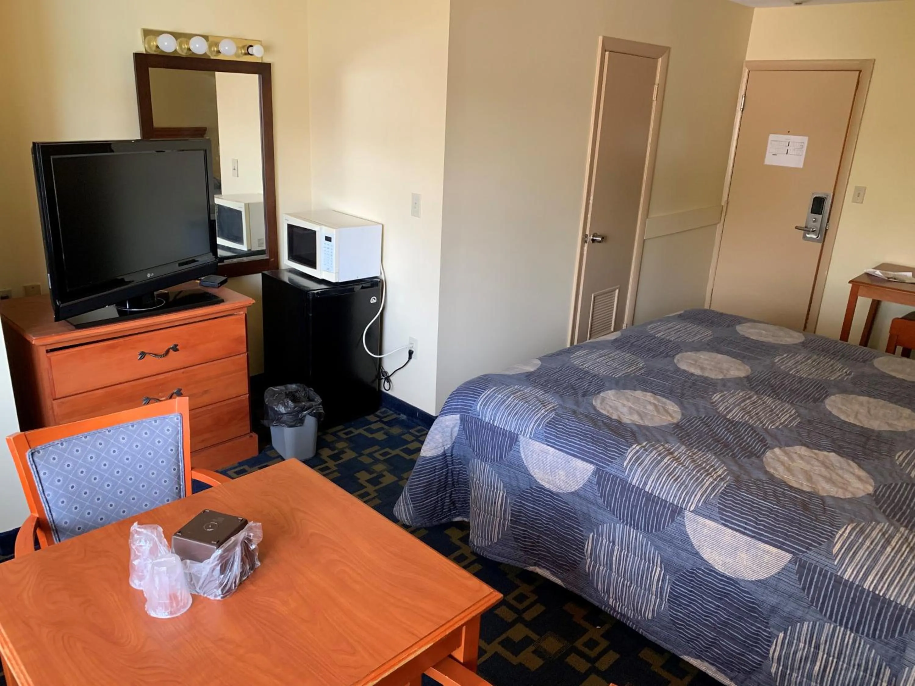 Bed in Rumford Motor Inn