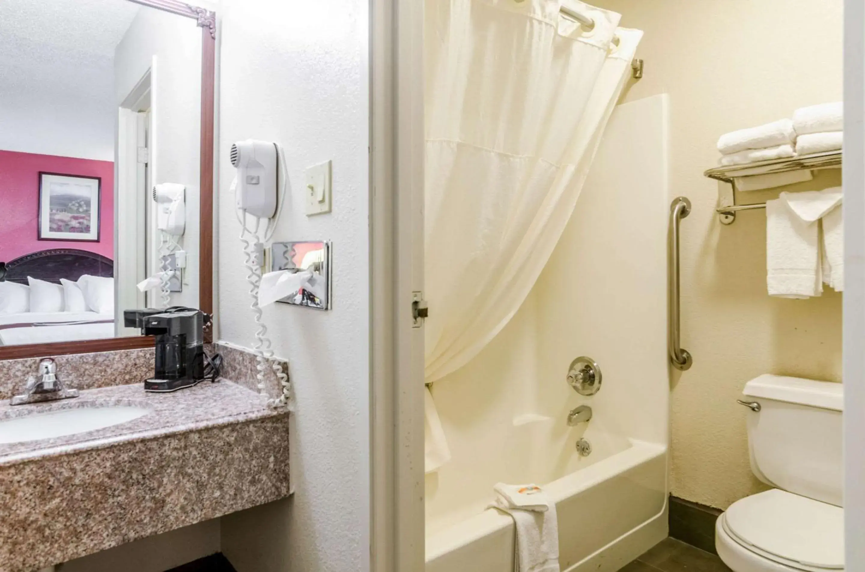 Bathroom in Quality Inn South Bathroom in Quality Inn South