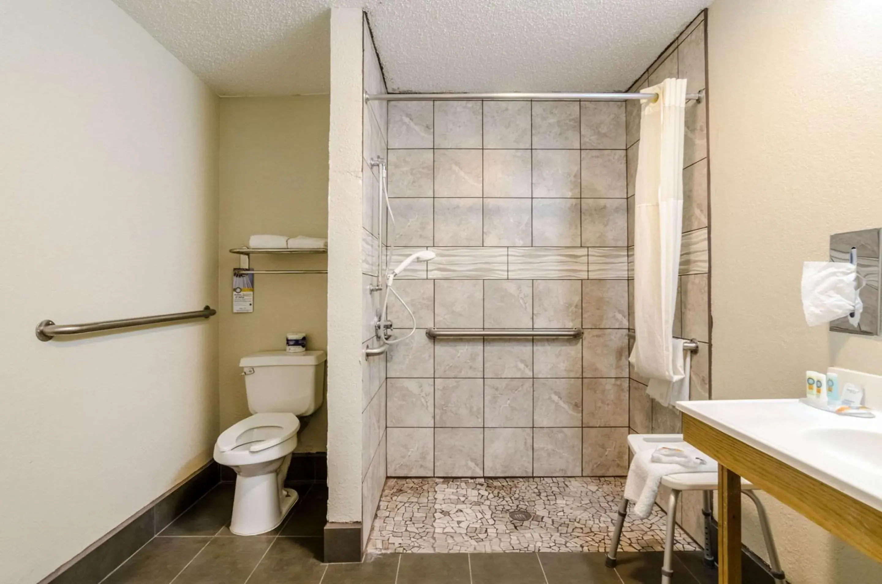 Bathroom in Quality Inn South Bathroom in Quality Inn South