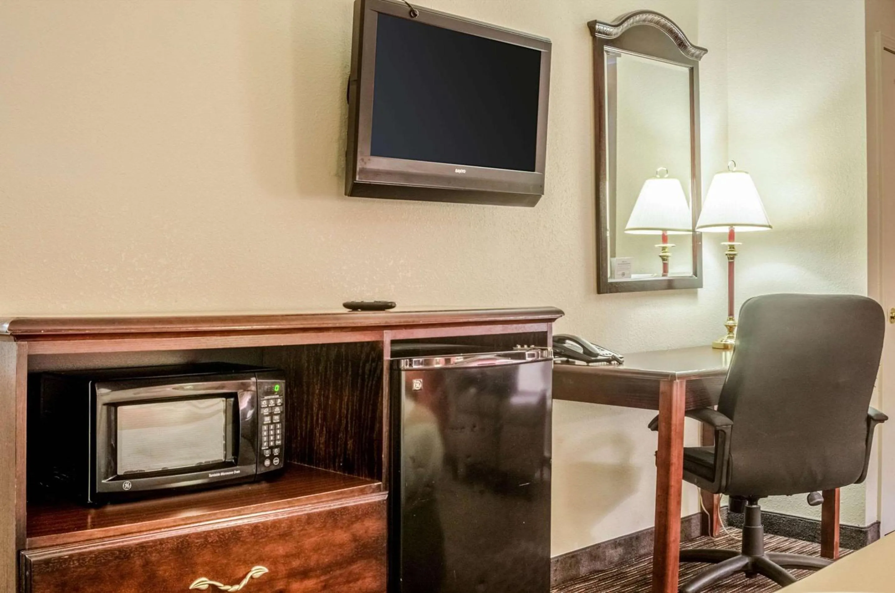 Photo of the whole room in Quality Inn South