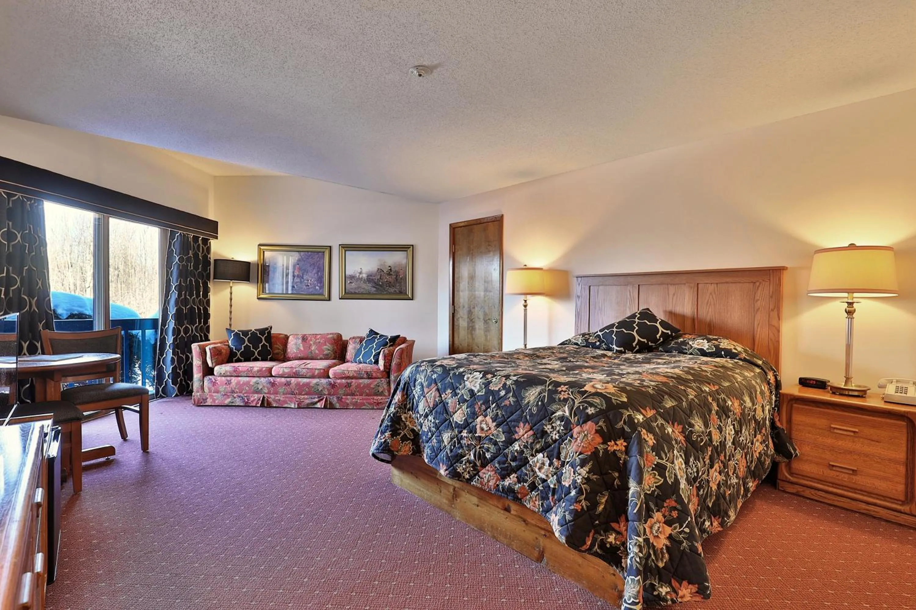 Property building, Bed in Greenbrier Inn Killington