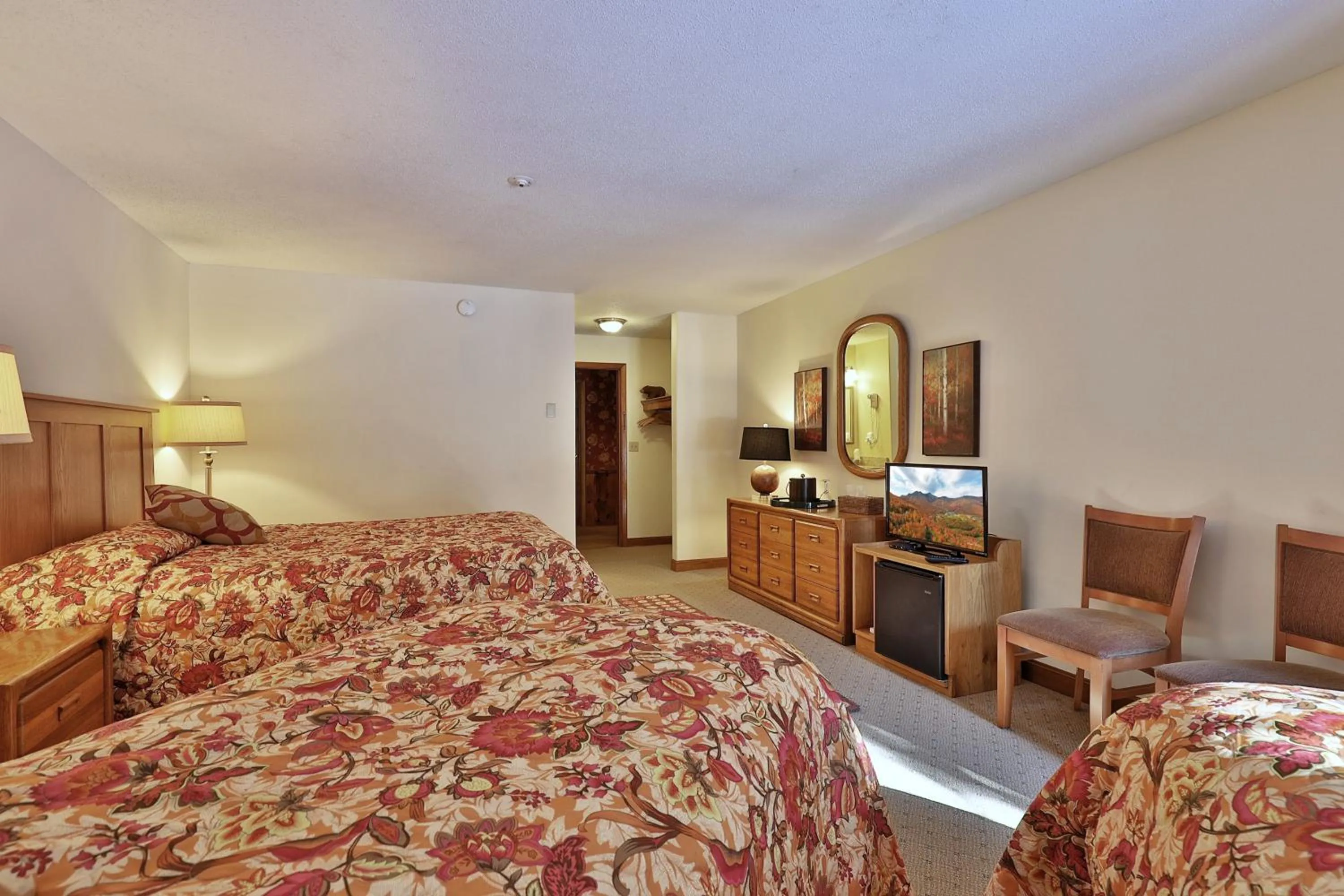 Property building, Bed in Greenbrier Inn Killington
