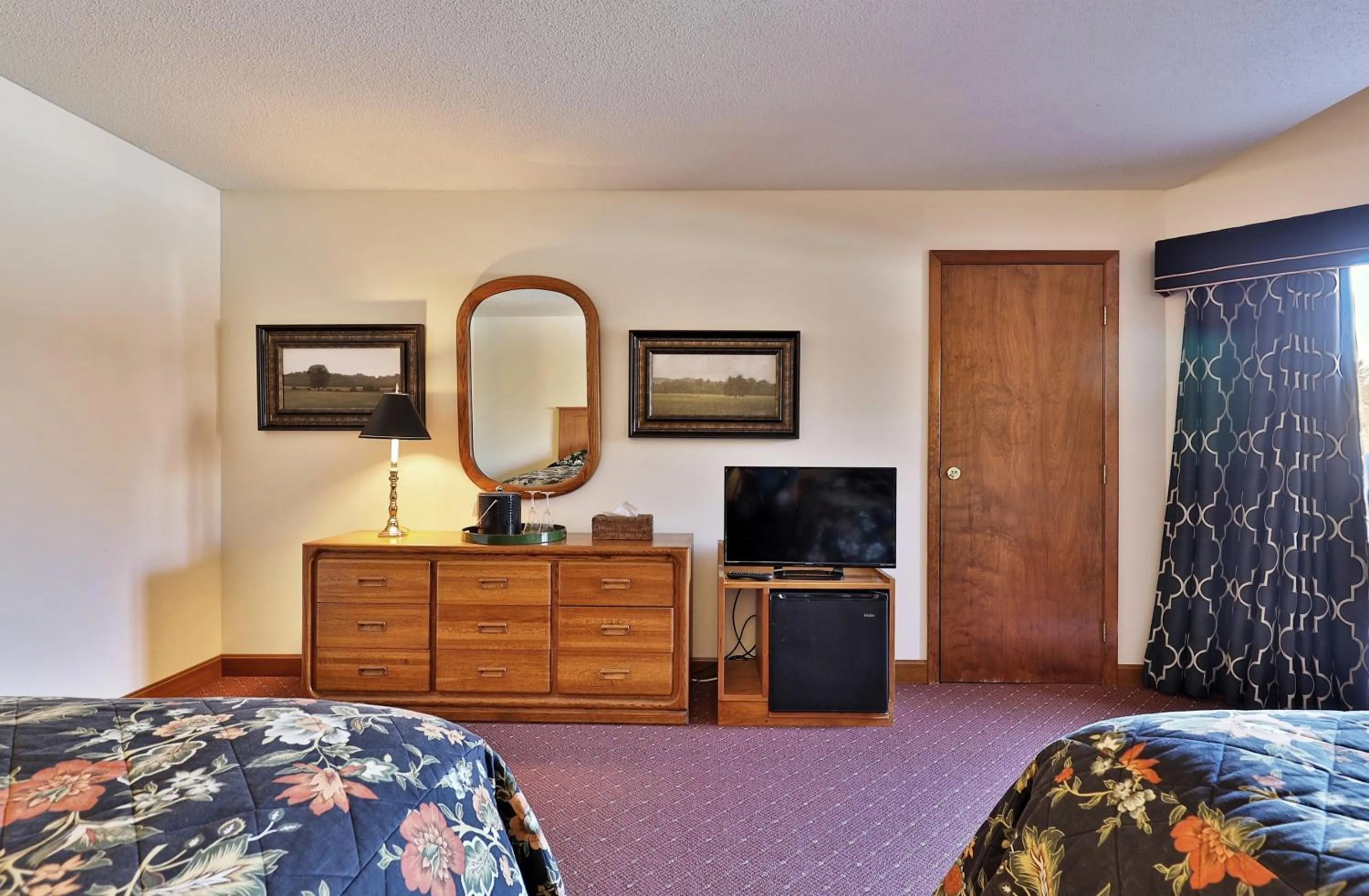 Property building, Bed in Greenbrier Inn Killington