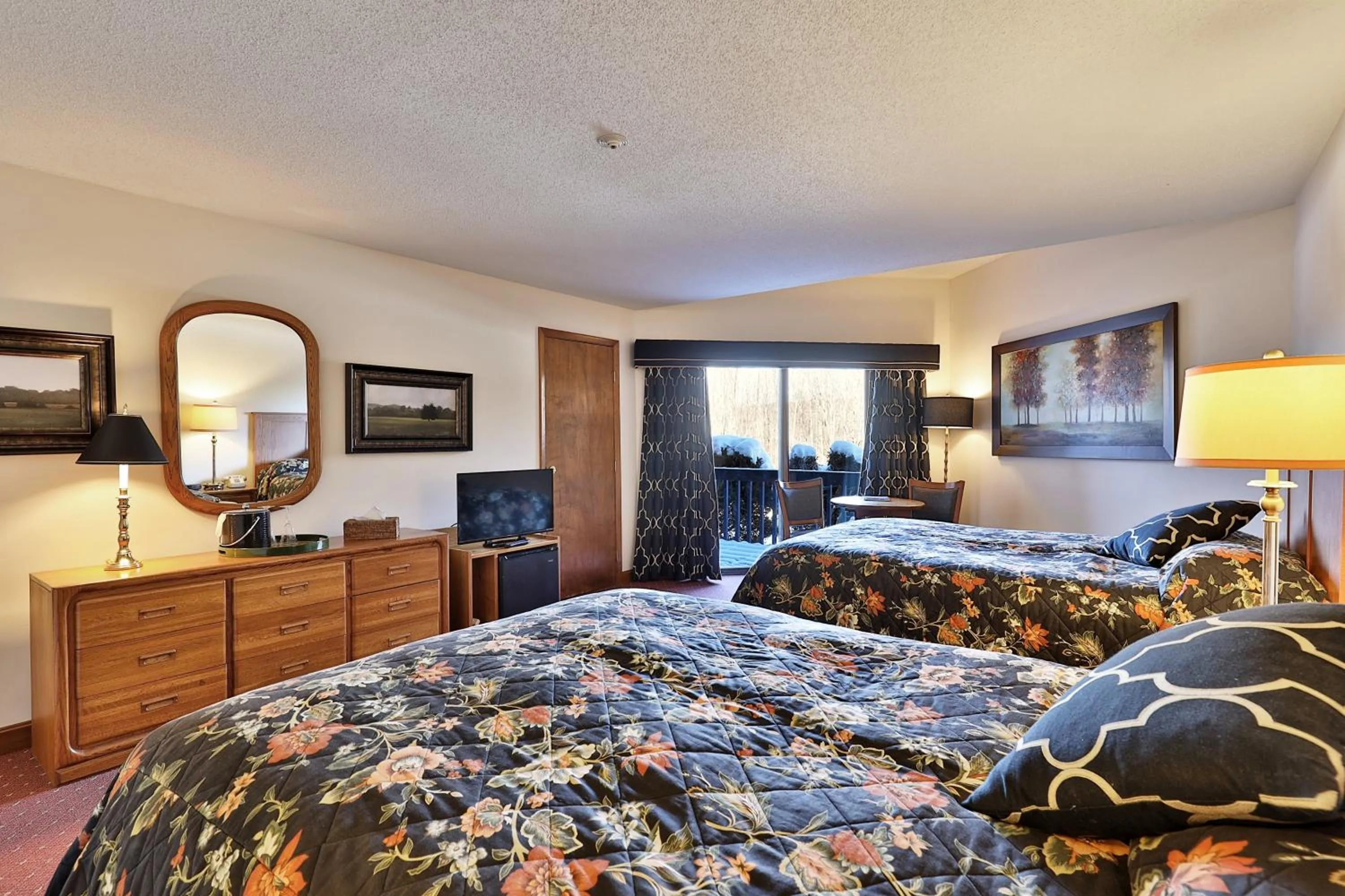 Property building, Bed in Greenbrier Inn Killington
