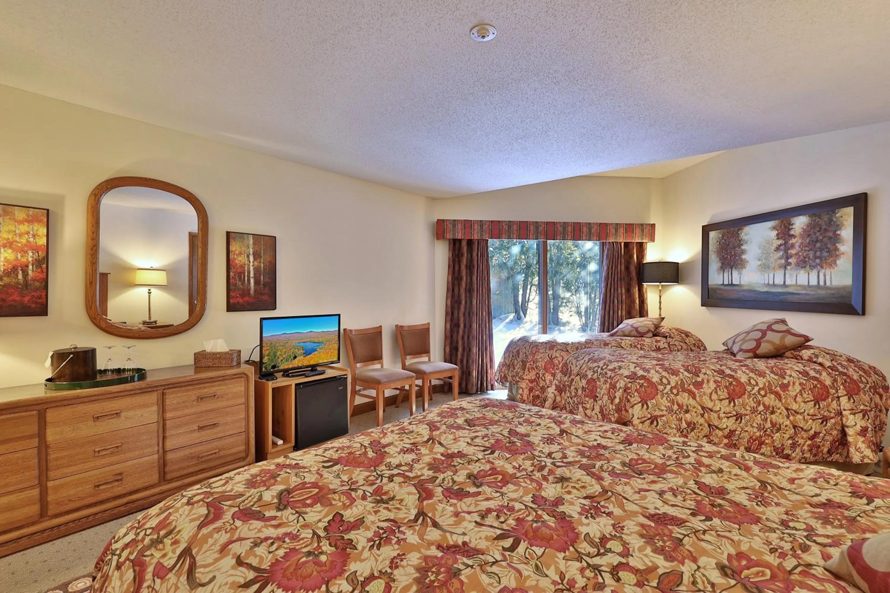 Property building, Bed in Greenbrier Inn Killington