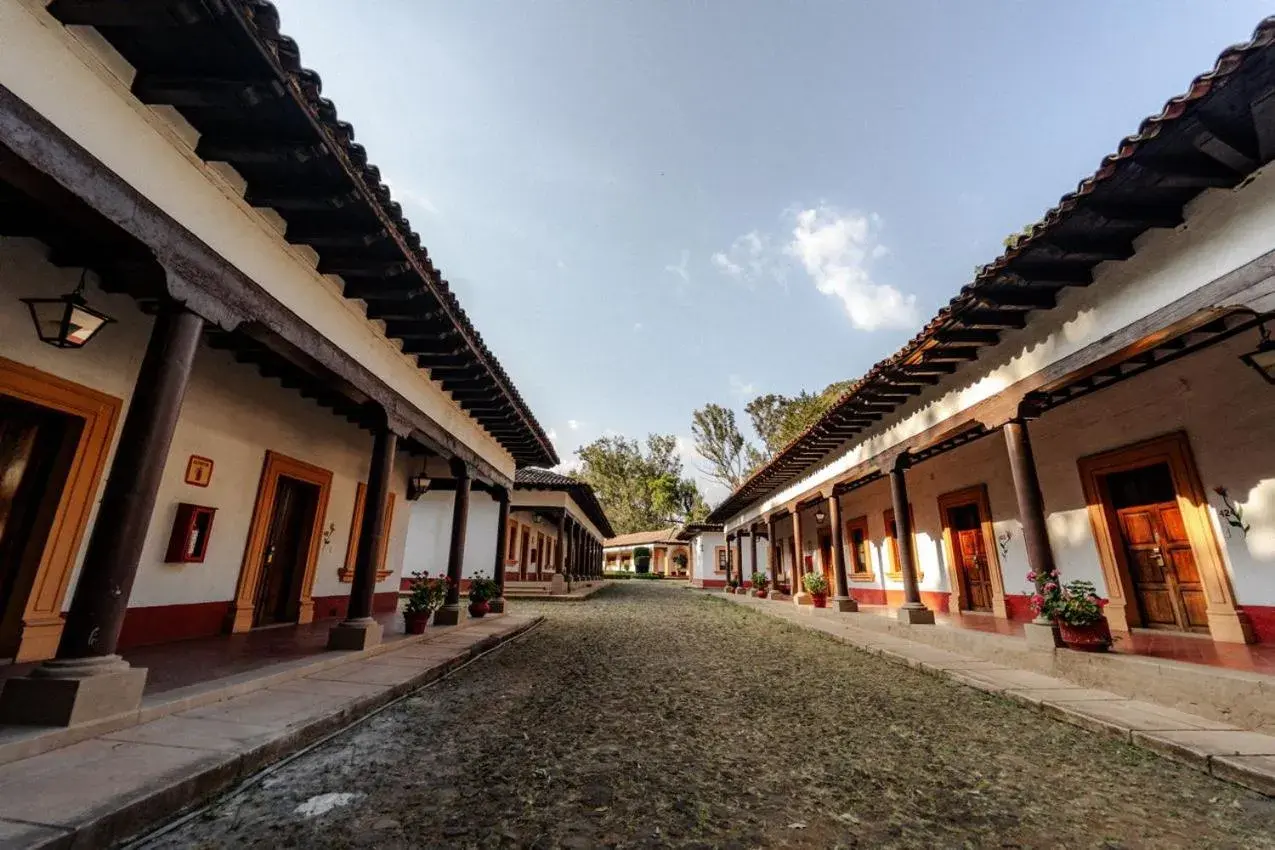 Property building in Best Western Plus Posada de Don Vasco Property building in Best Western Plus Posada de Don Vasco