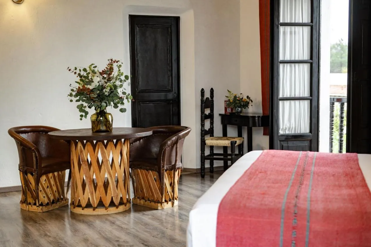 Living room, Bed in Best Western Plus Posada de Don Vasco