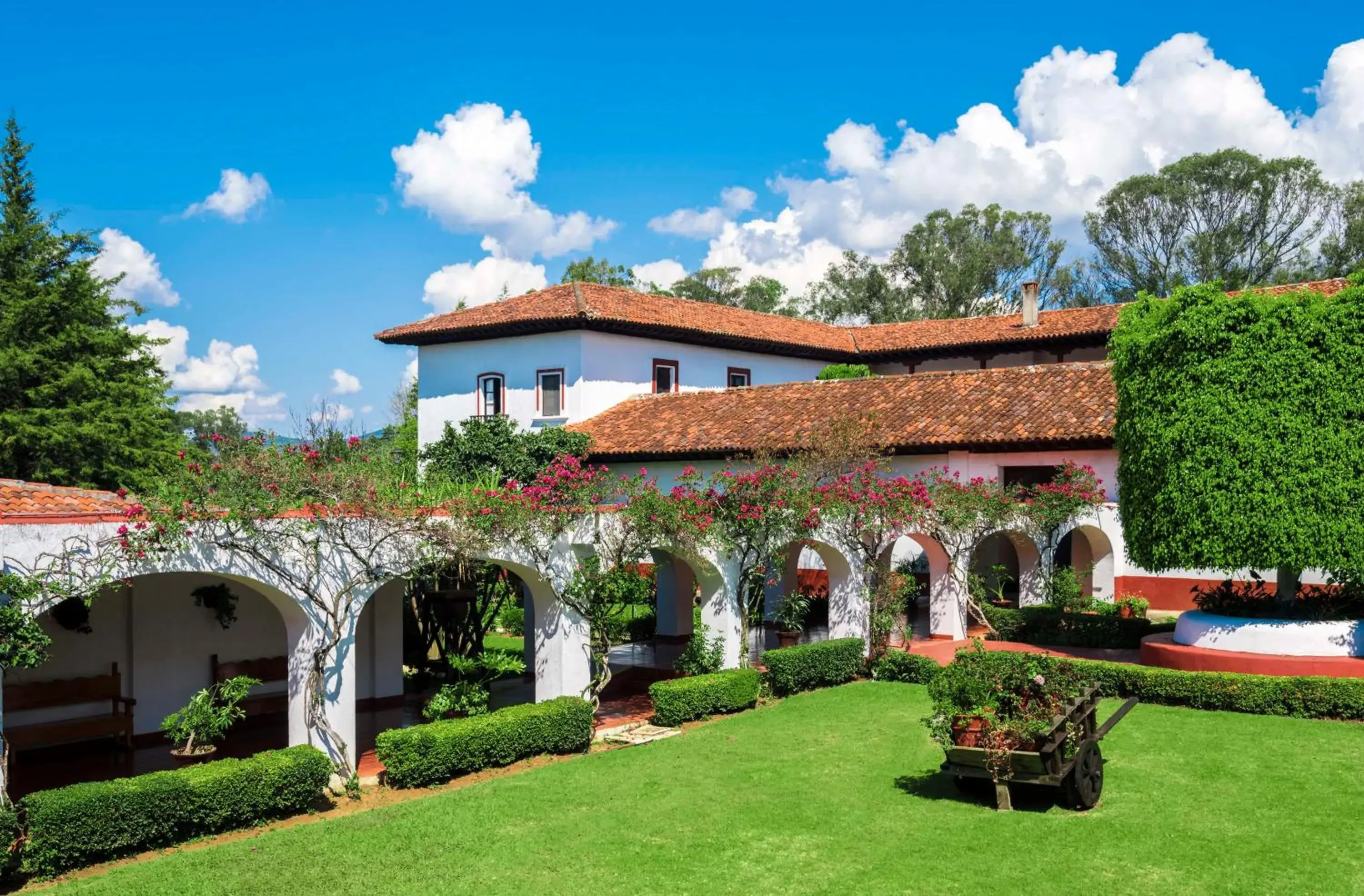 Property building in Best Western Plus Posada de Don Vasco Property building in Best Western Plus Posada de Don Vasco