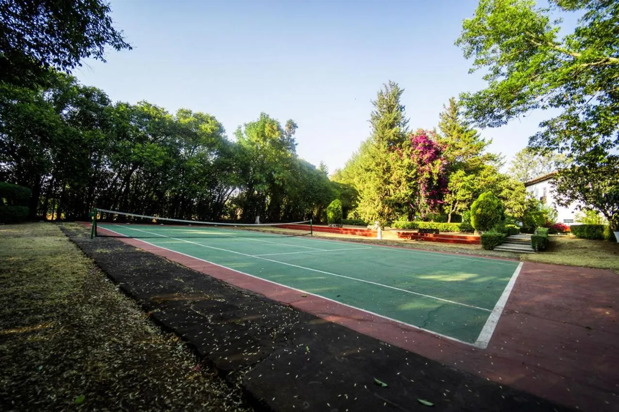 Tennis court in Best Western Plus Posada de Don Vasco
