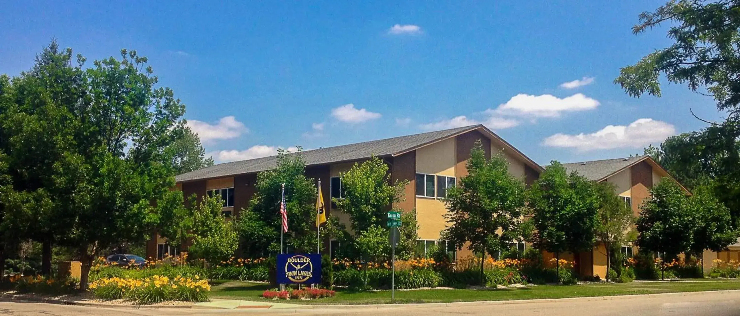 Property building in Boulder Twin Lakes Inn Property building in Boulder Twin Lakes Inn