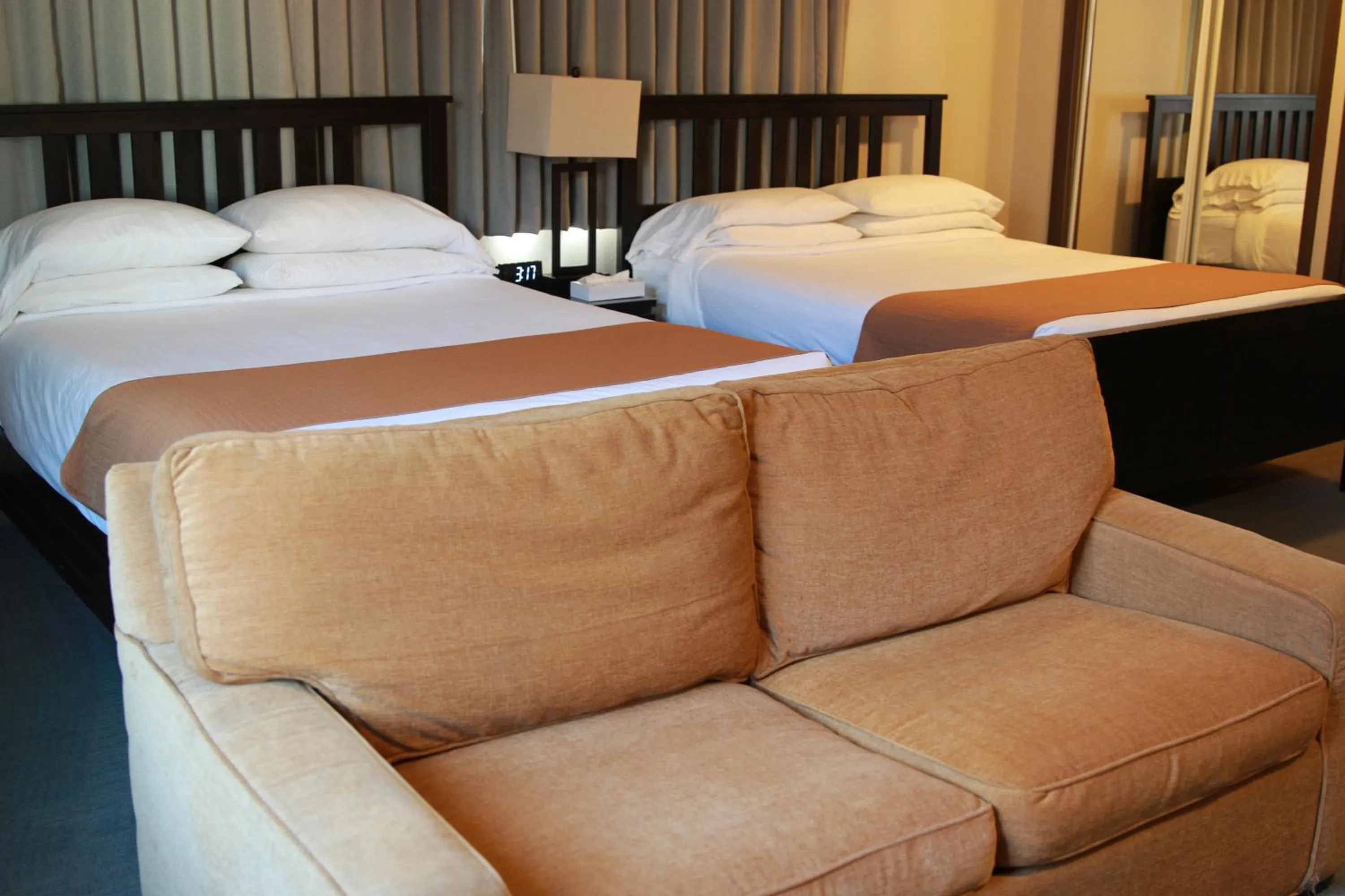 Seating area, Bed in Boulder Twin Lakes Inn