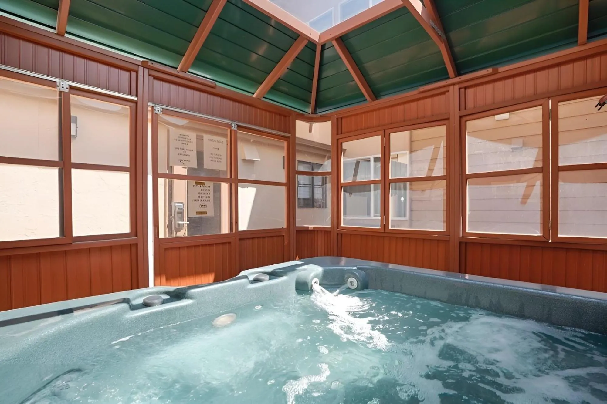 Hot Tub in Boulder Twin Lakes Inn