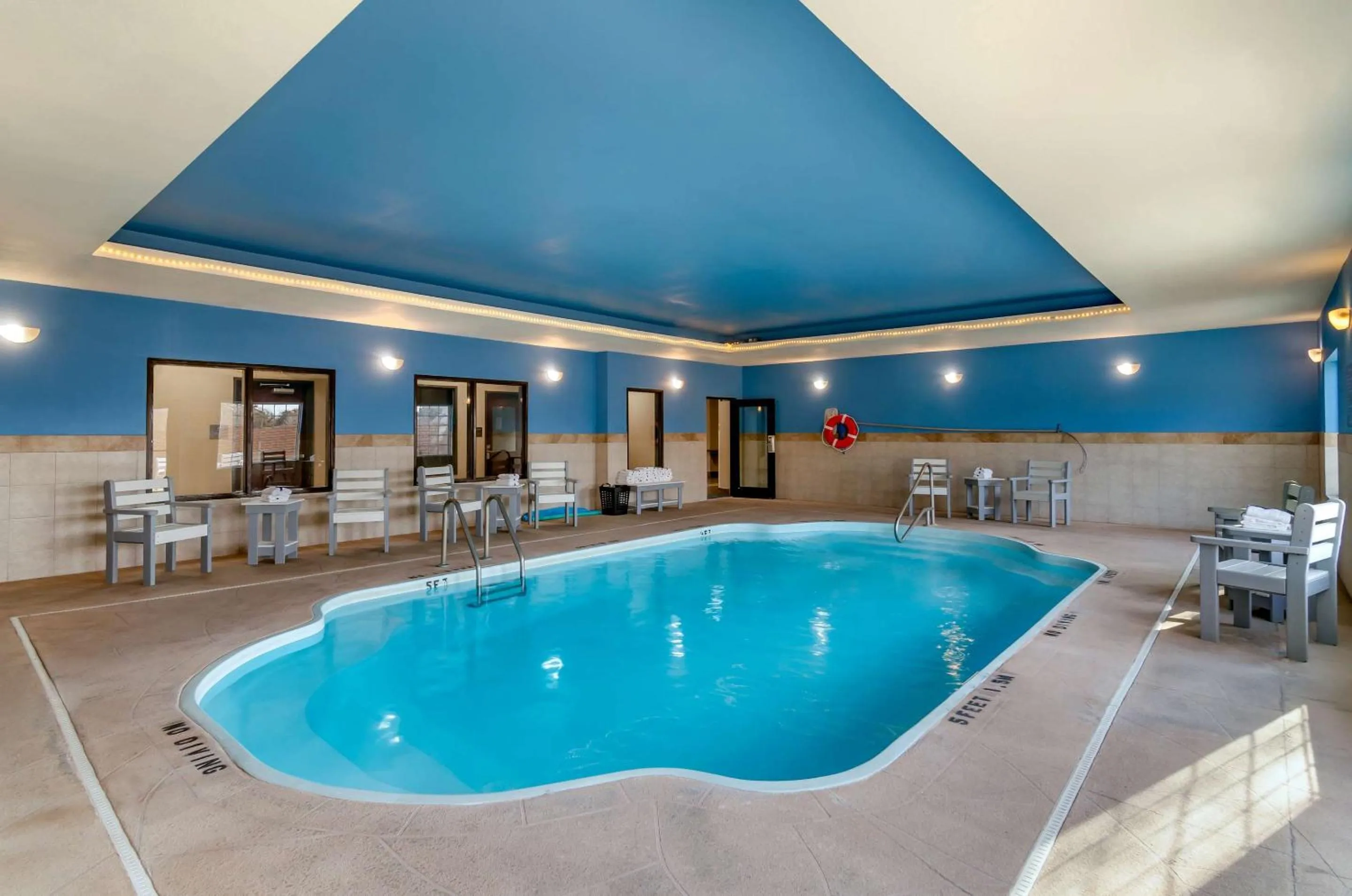 Swimming pool in Comfort Inn & Suites near Bethel College