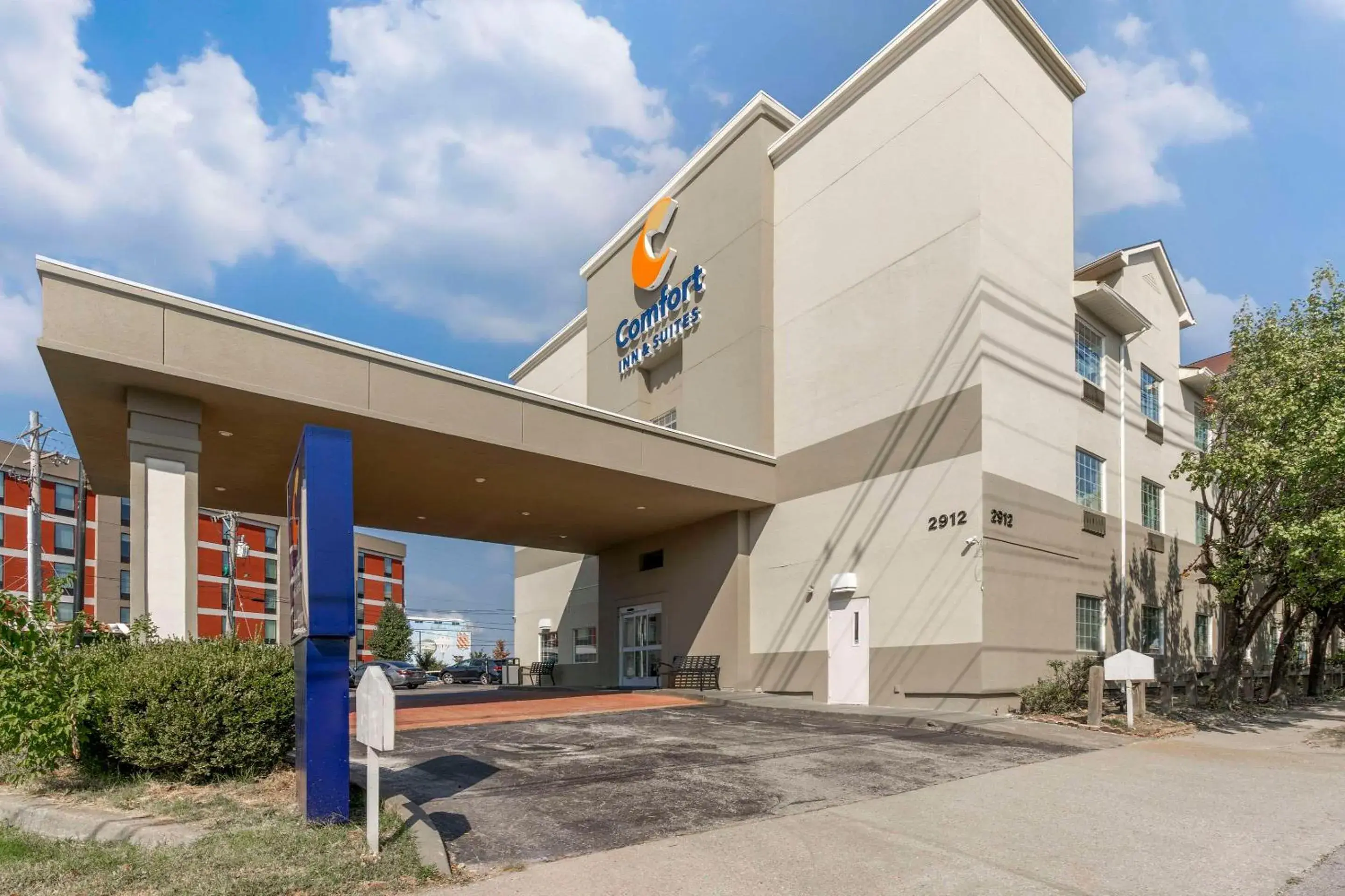 Property building in Comfort Inn & Suites Louisville Airport Fair & Expo Property building in Comfort Inn & Suites Louisville Airport Fair & Expo