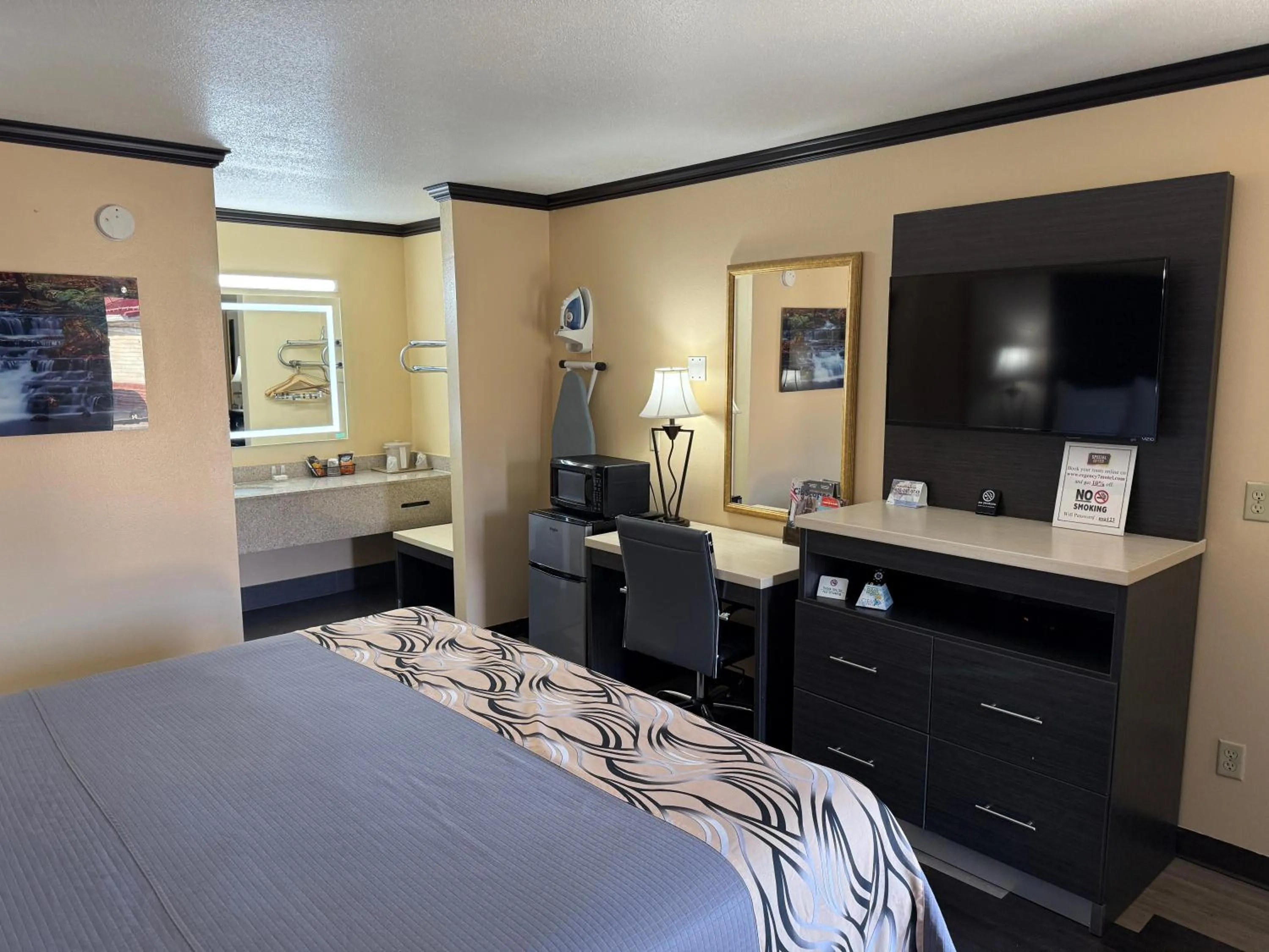 Bed in Regency 7 Motel