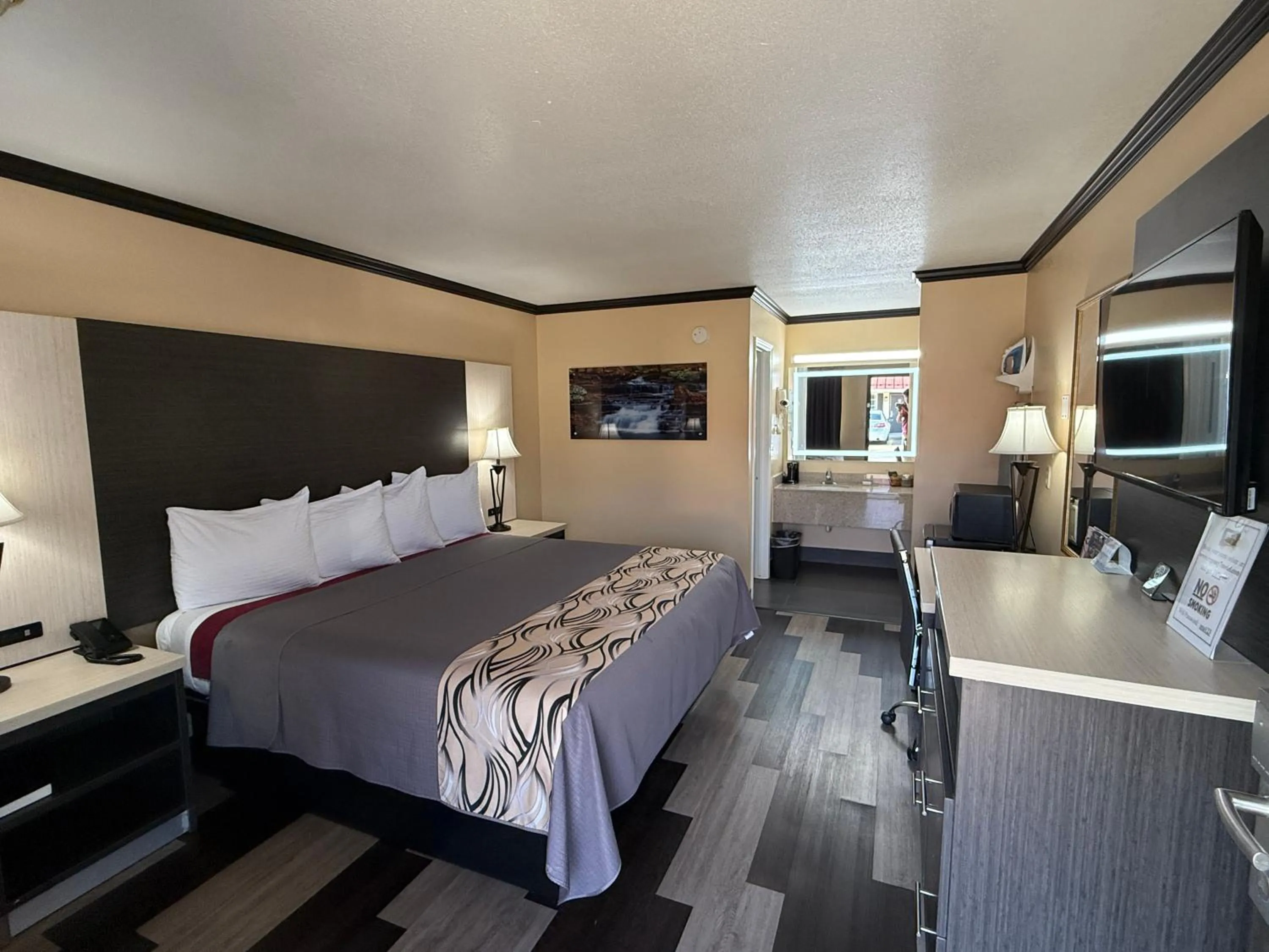 Bed in Regency 7 Motel