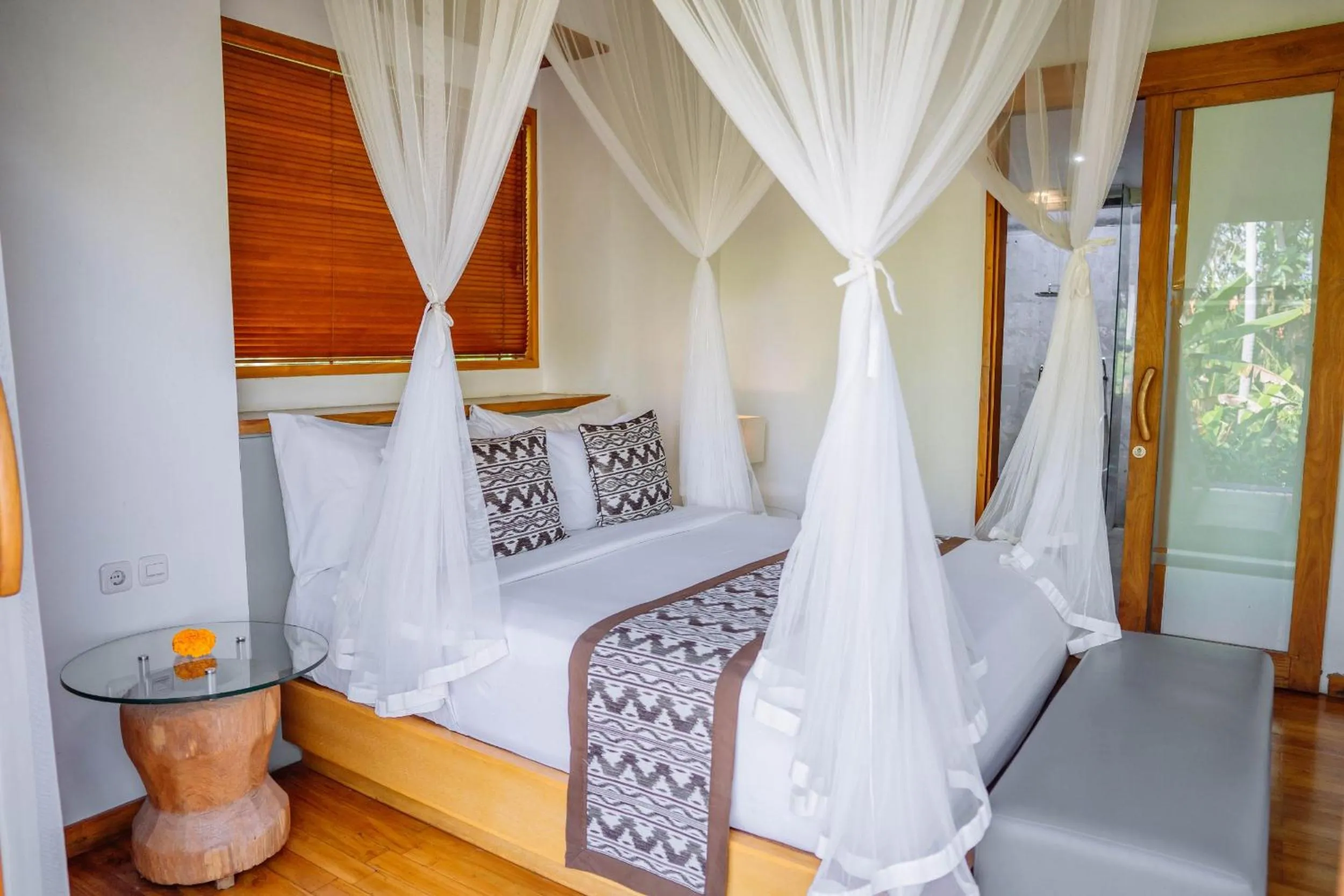 Photo of the whole room, Bed in Ume Sri Villas Ubud