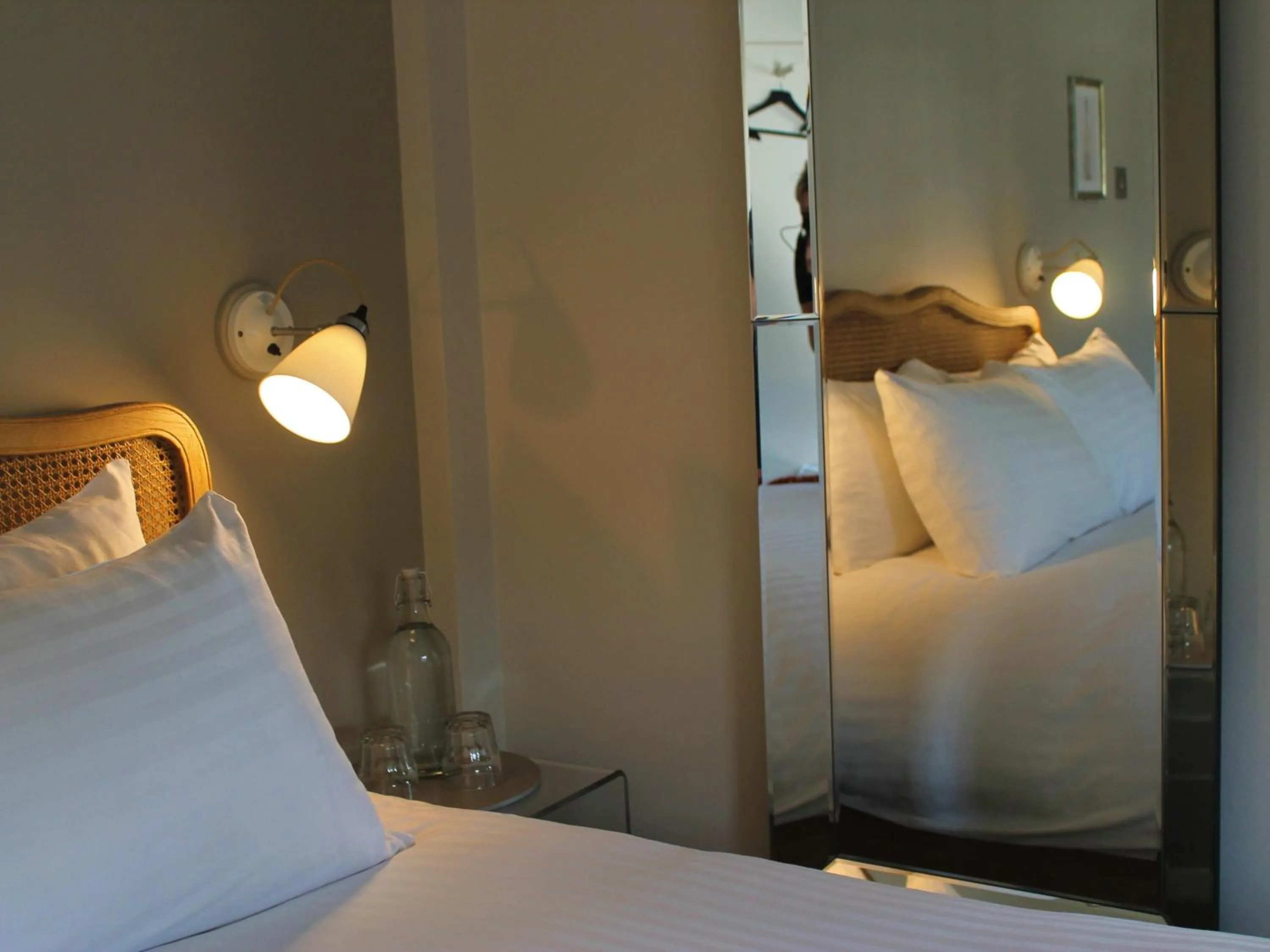 wardrobe, Bed in The Ship Inn