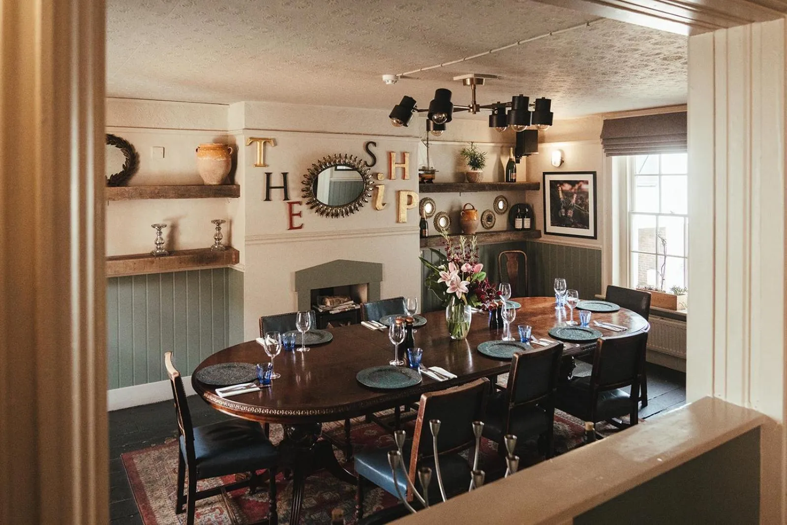 Restaurant/places to eat in The Ship Inn