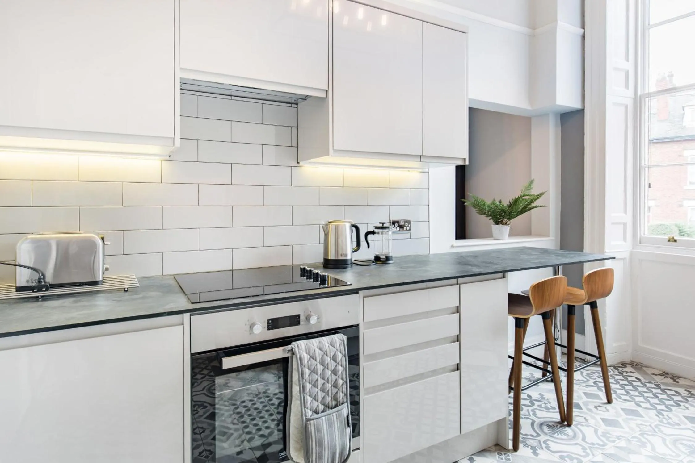Kitchen or kitchenette in The Corson at Claremont Apartments
