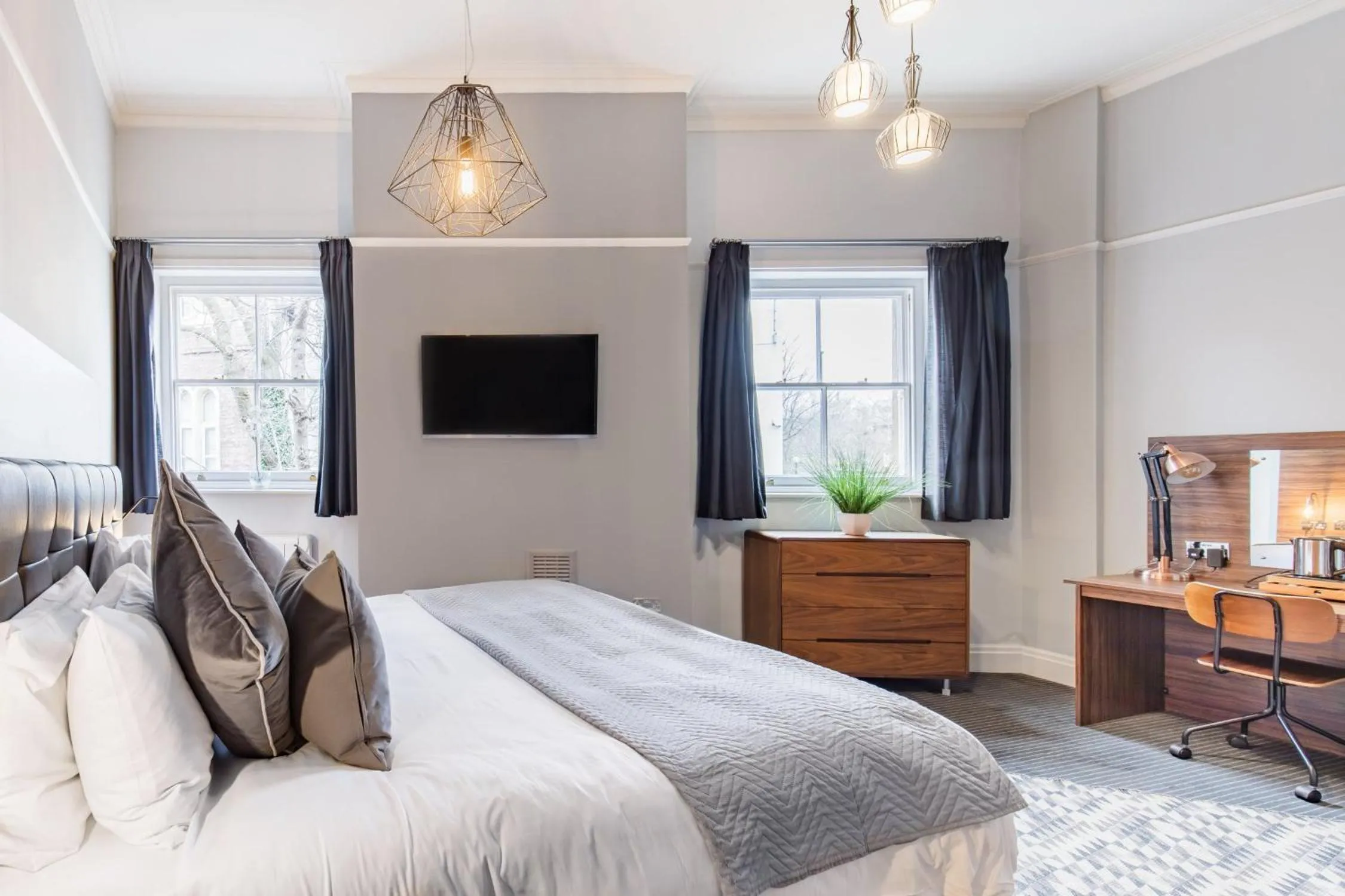 Bedroom, Bed in The Corson at Claremont Apartments
